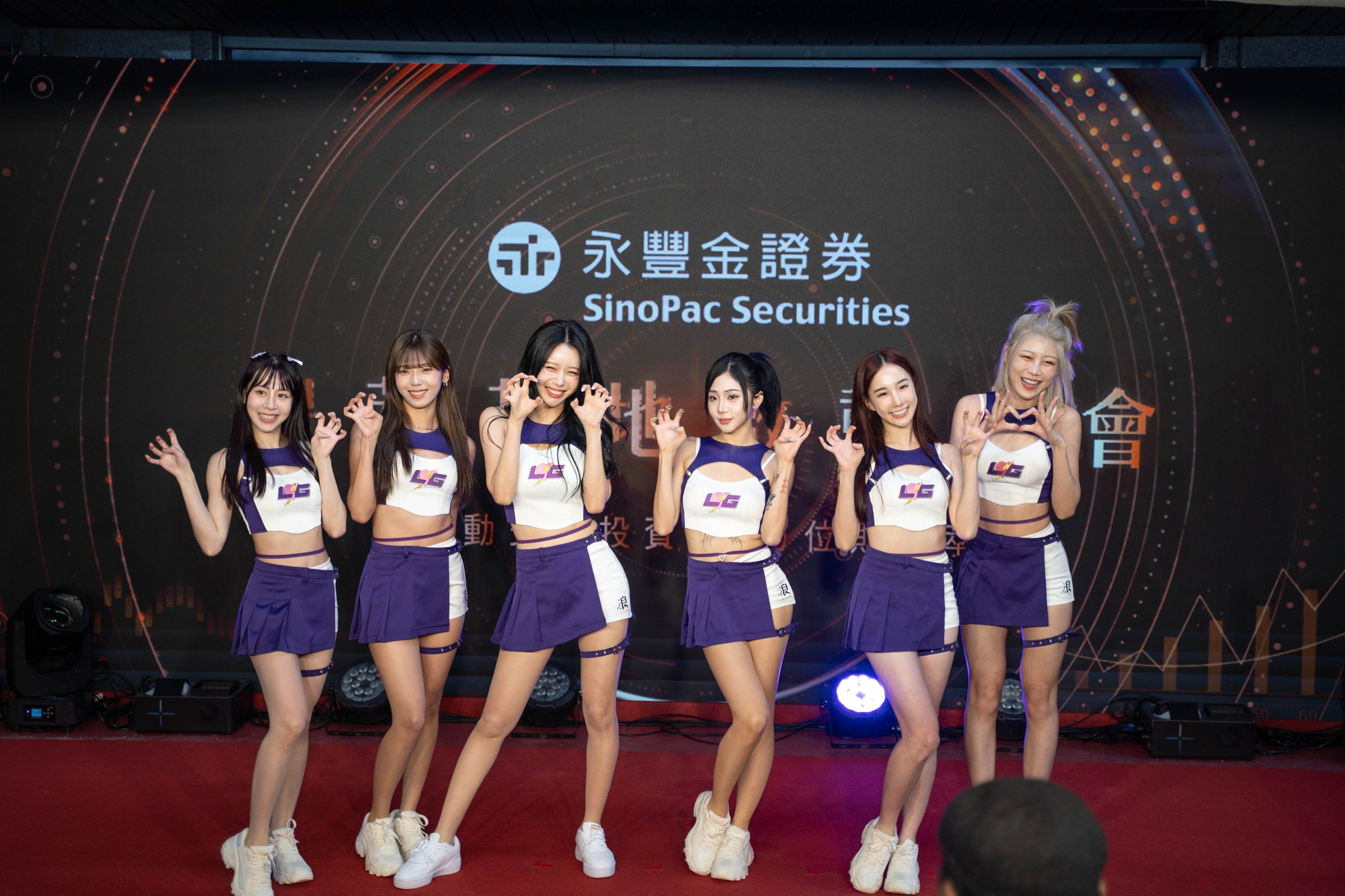 開幕當天,永豐金證券特別邀請韓國啦啦隊女神李雅英,以及「台啤永豐雲豹浪LIVE電豹女」助陣,為現場增添熱鬧氣氛。
