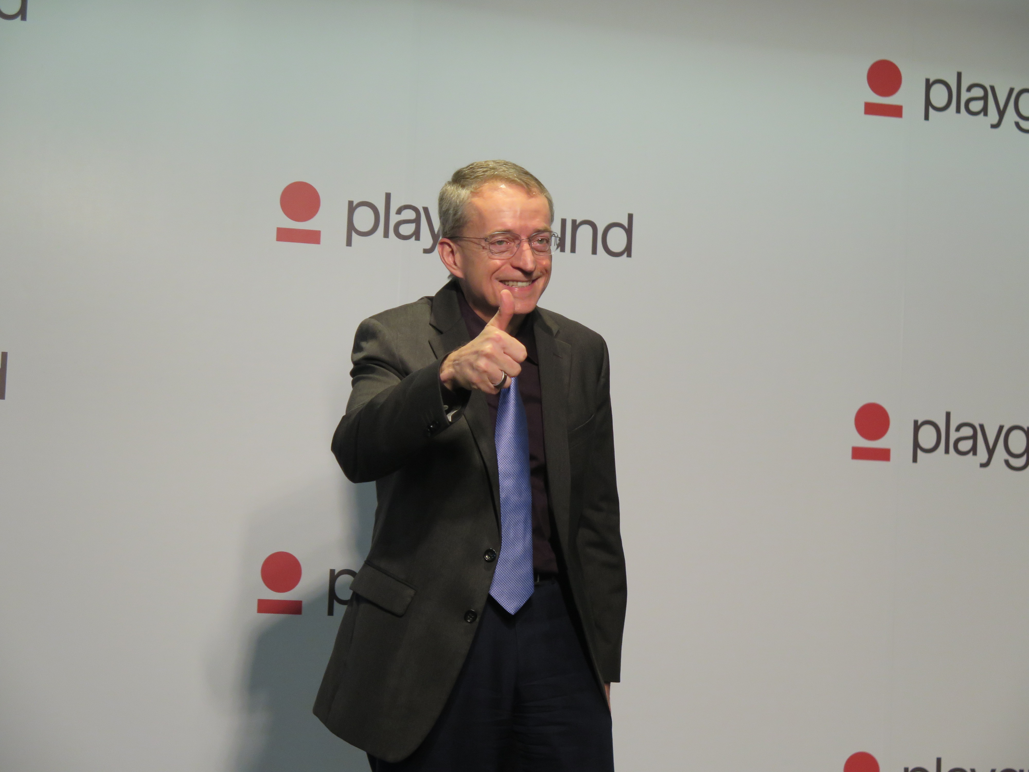 前英特爾(Intel)執行長季辛格(Pat Gelsinger)入境隨俗,拍照要比讚。