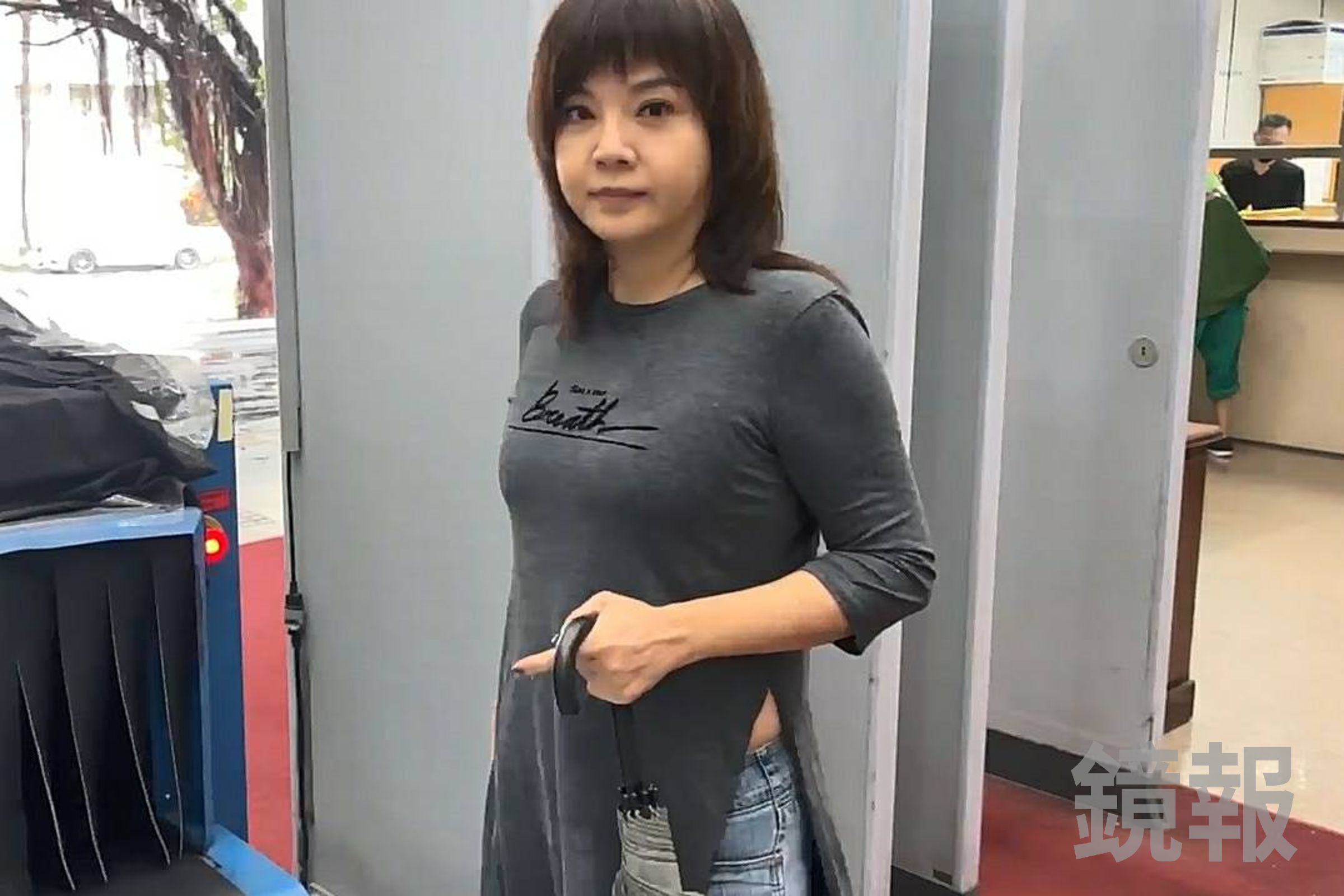 承辦KP SHOW的尼奧公司負責人戴利玲至台北地院出庭作證。(鏡報董孟航攝)