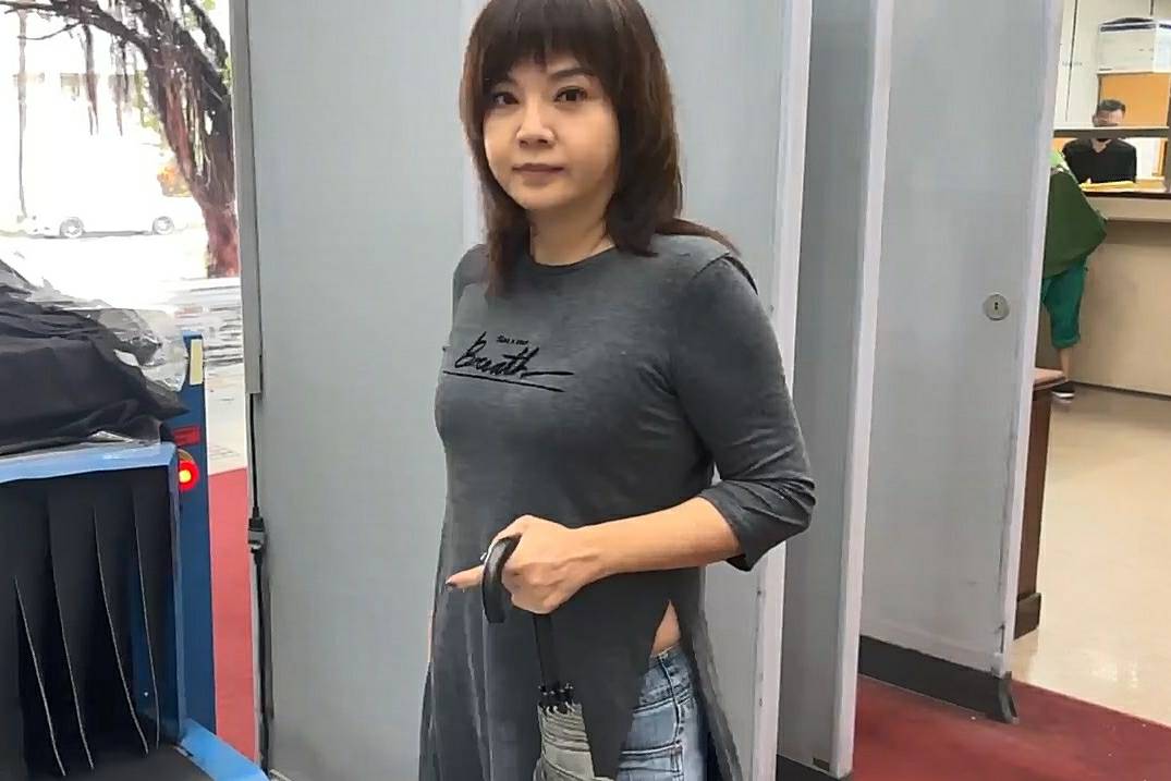 承辦KP SHOW的尼奧公司負責人戴利玲至台北地院出庭作證。(鏡報董孟航攝)