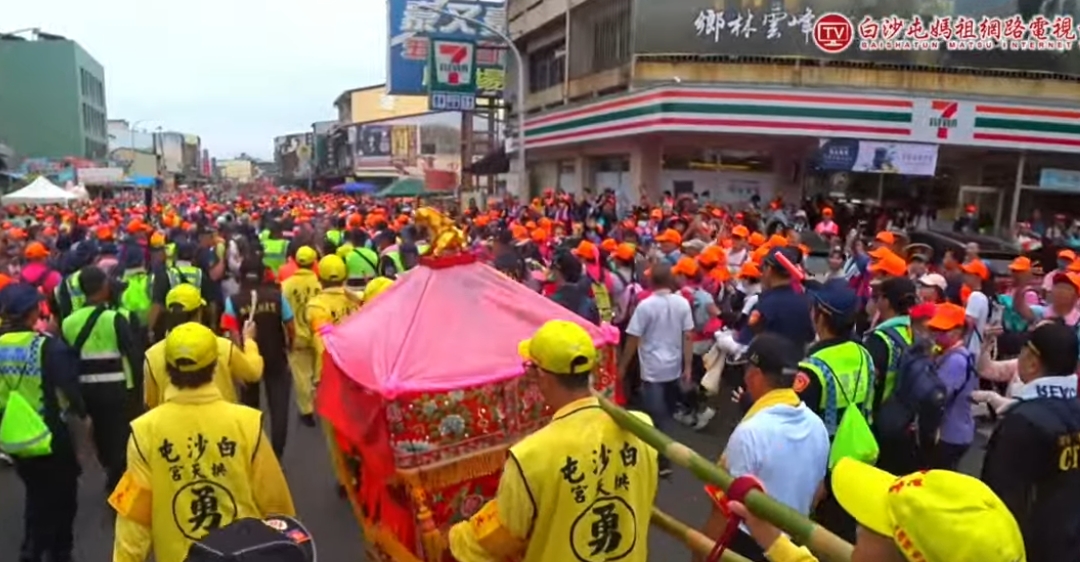 白沙屯媽祖徒步進香行程歷年來吸引不少信眾隨行。（翻攝自YouTube@白沙屯媽祖網路電視台）