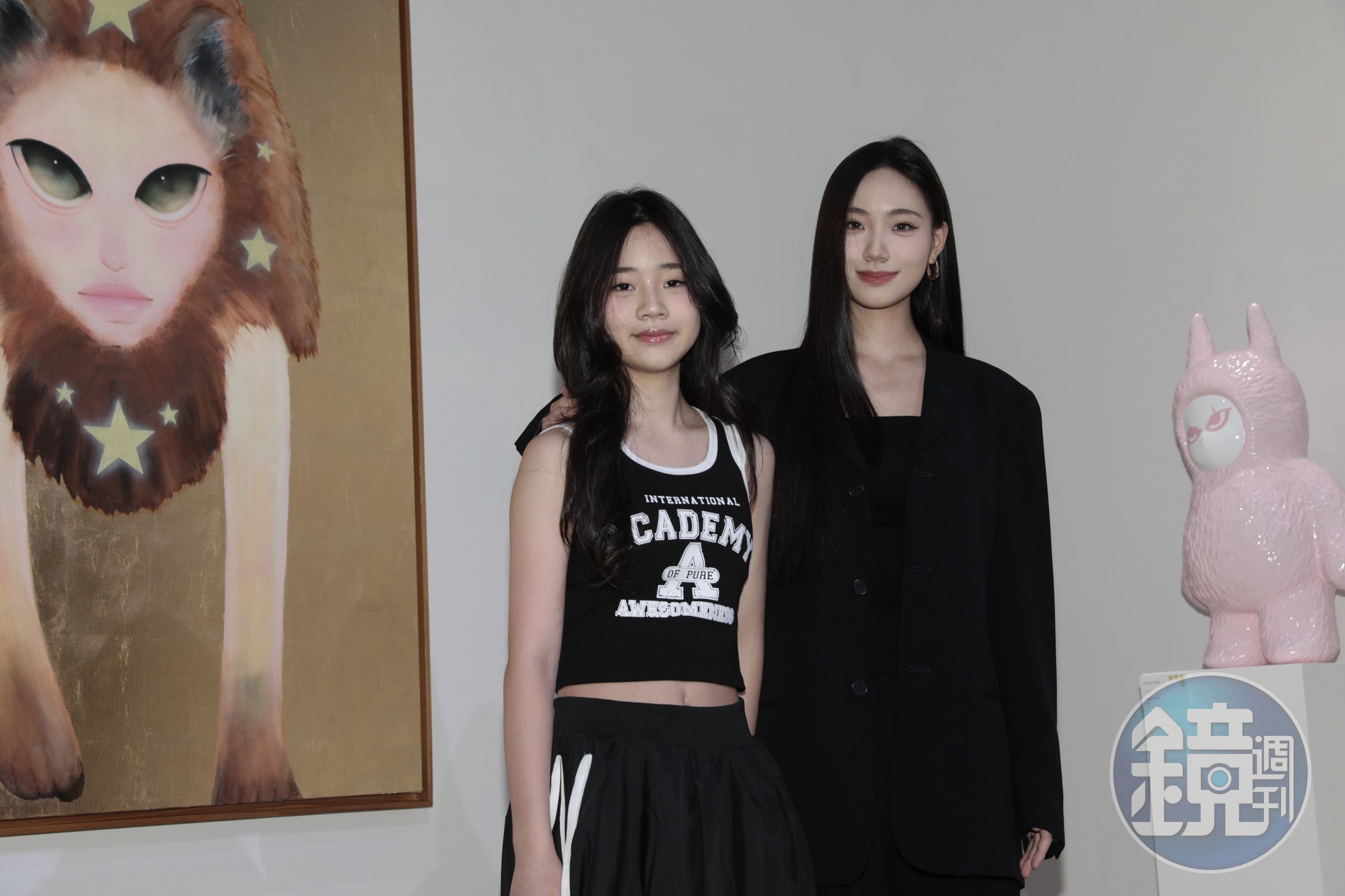 小S二女兒Lily(右)近期舉辦首場個人藝術展,作品於29日展出後,才一天畫就被迅速買光。