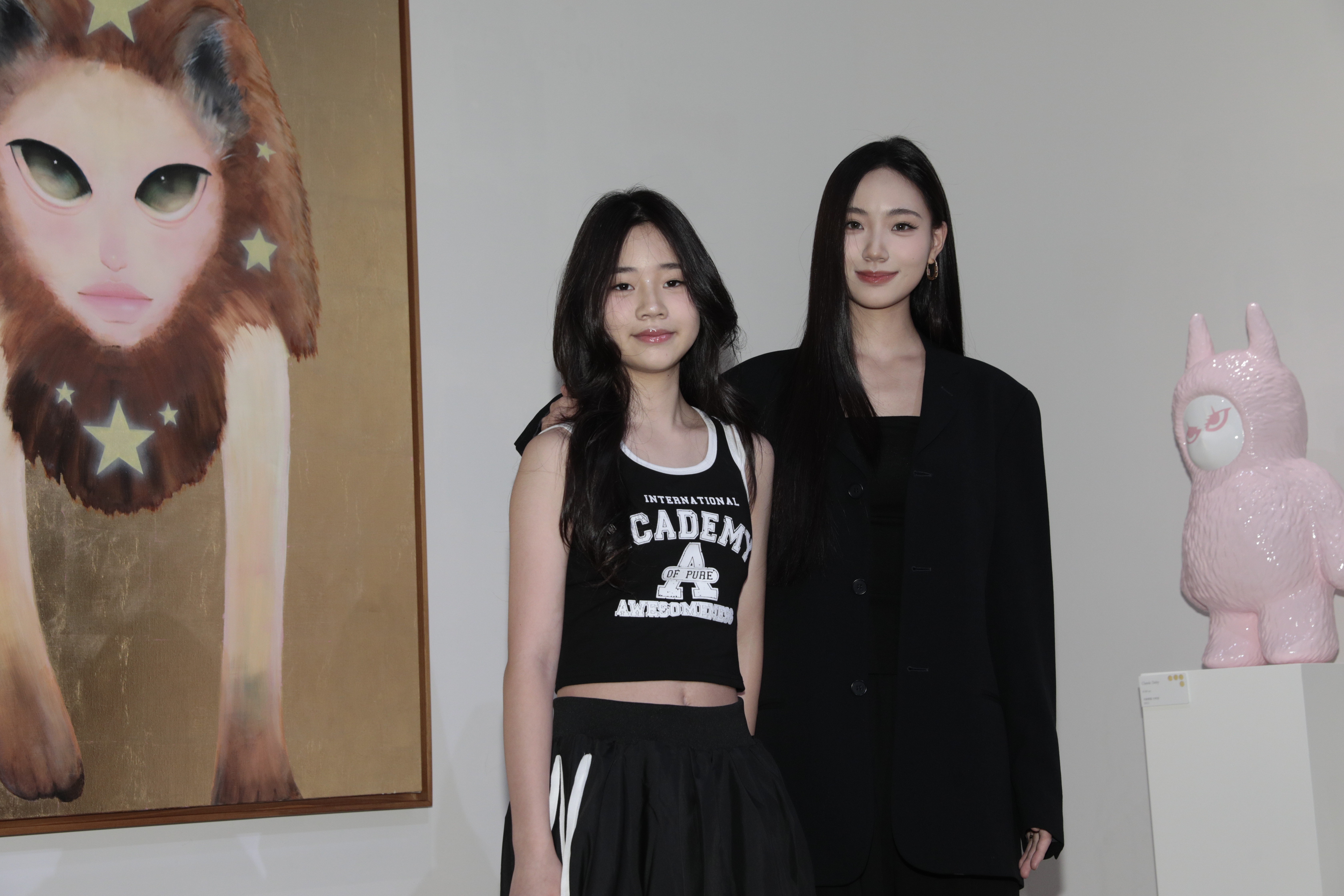 小S二女兒Lily（右）近期舉辦首場個人藝術展，作品於29日展出後，才一天畫就被迅速買光。