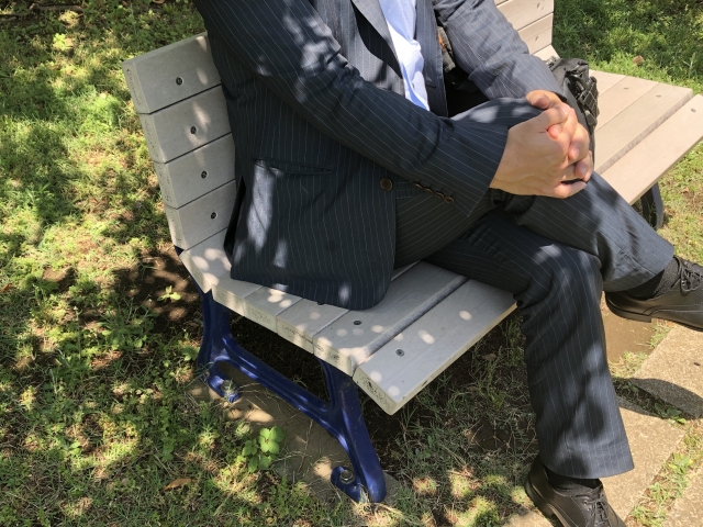 日本一名企業高層退休後轉職處處受挫，最後只屈就居酒屋洗碗工的時薪工作，還被年紀輕的主管不留情訓斥。（示意圖，photoAC）