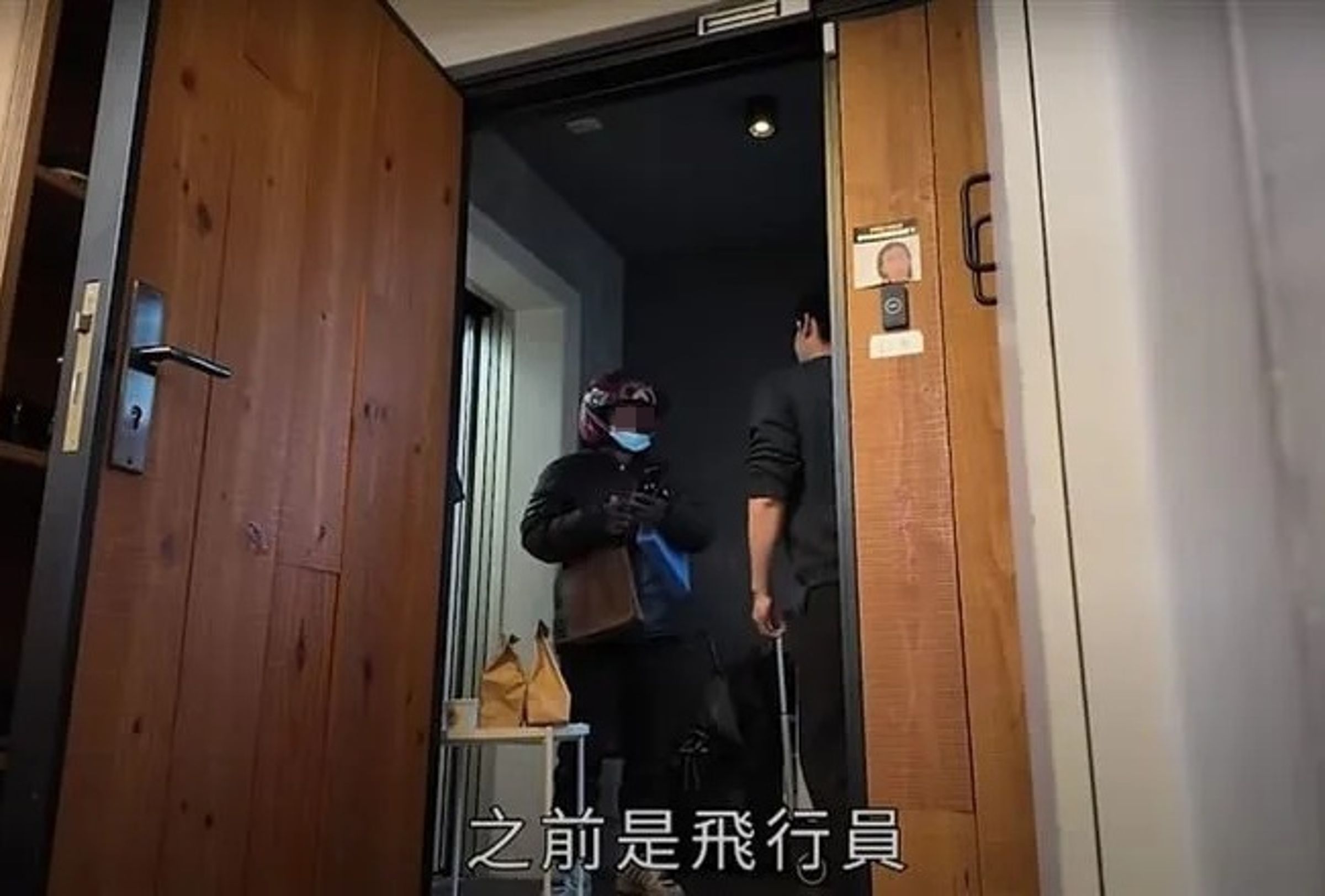 博恩回YT新片「把foodpanda給我的錢，送給外送員」，拍攝過程意外遇到一名人生坎坷的外送員。不料今天卻傳出外送員身分造假。（翻攝自曾博恩YT頻道）
