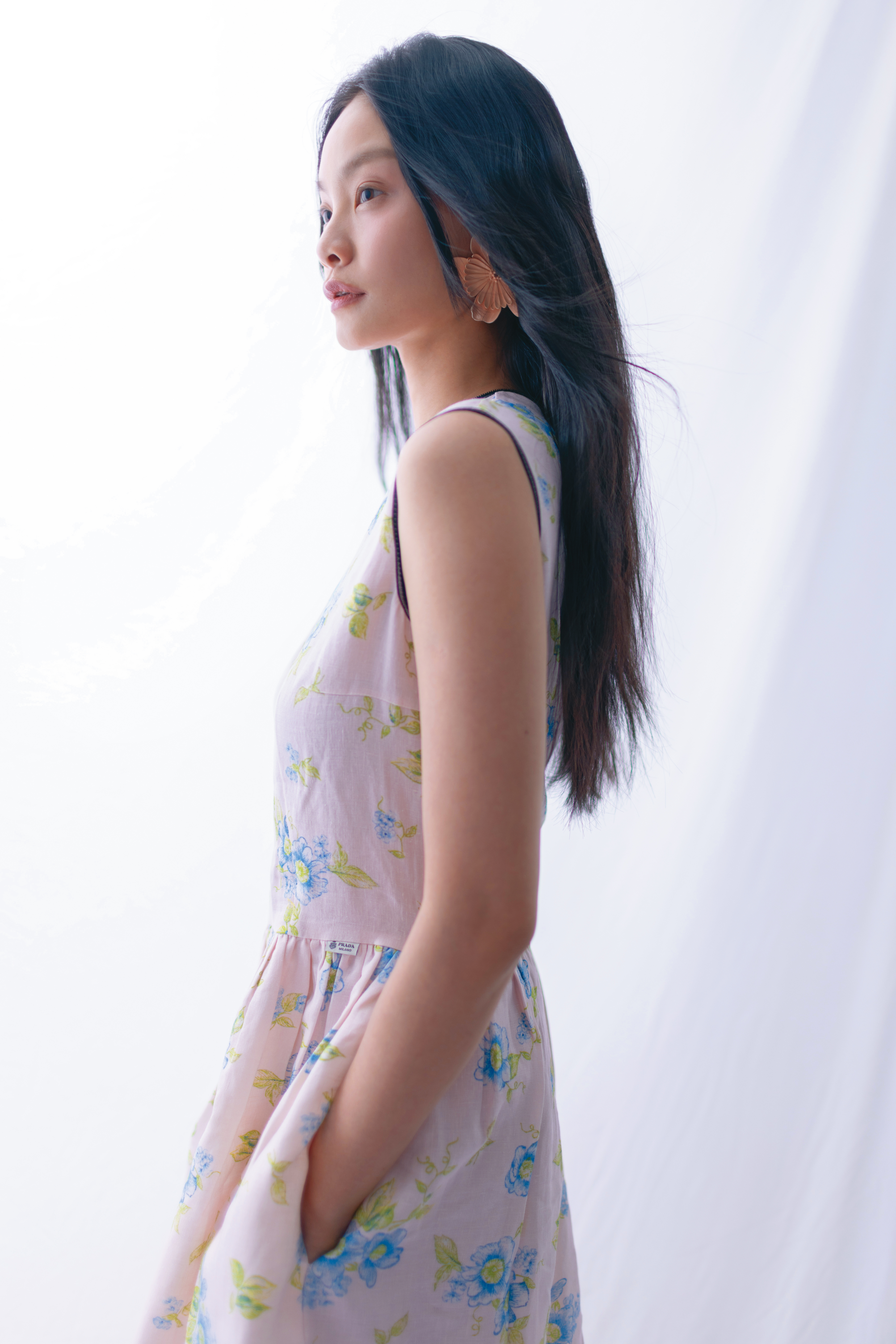 花卉洋裝 價格店洽 by PRADA/粉橘色花卉耳環 NT$31,600 by Chloé。