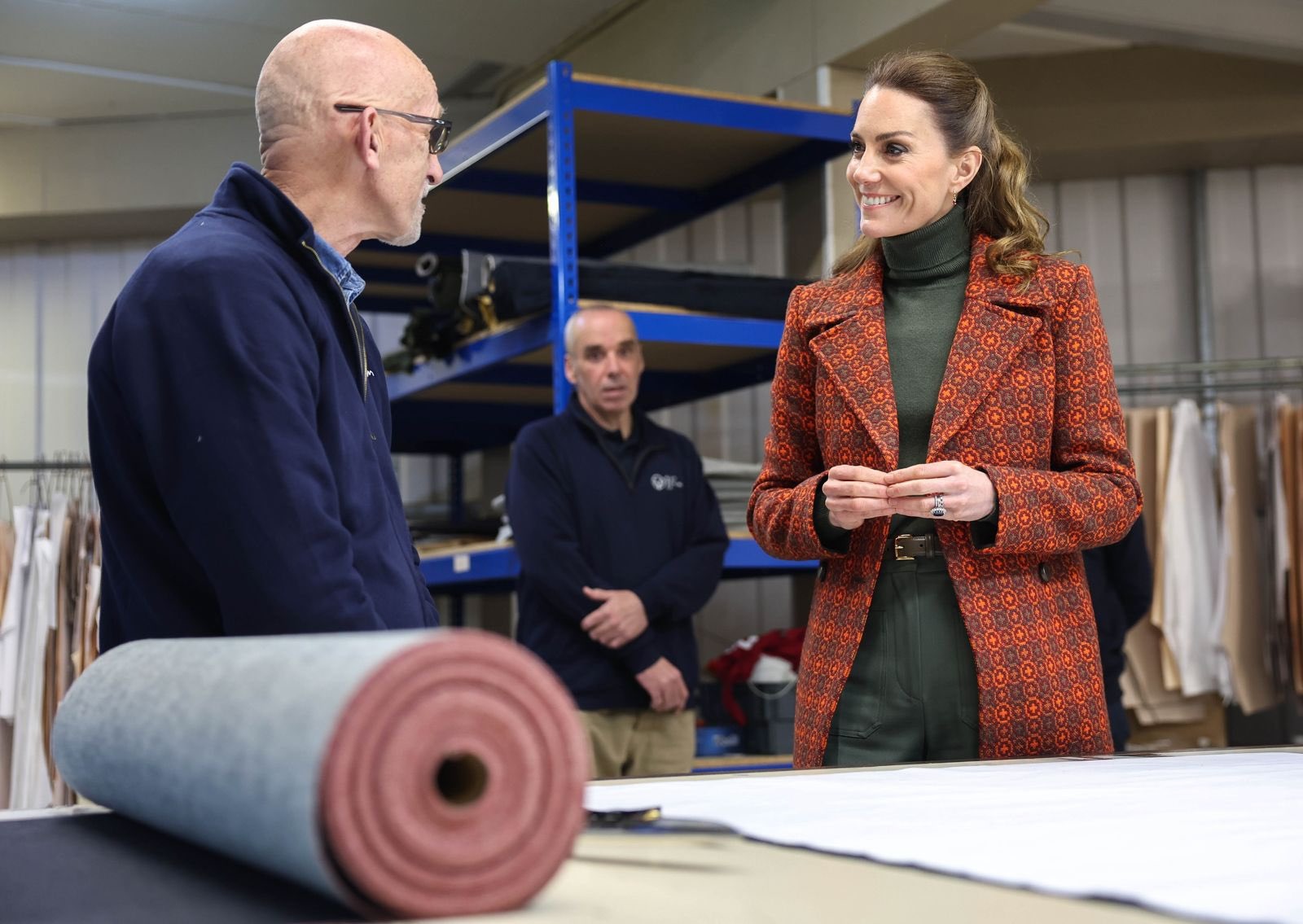 凱特在工廠內與員工交流，聆聽牛仔布料製作流程。（翻攝@KensingtonRoyal IG）