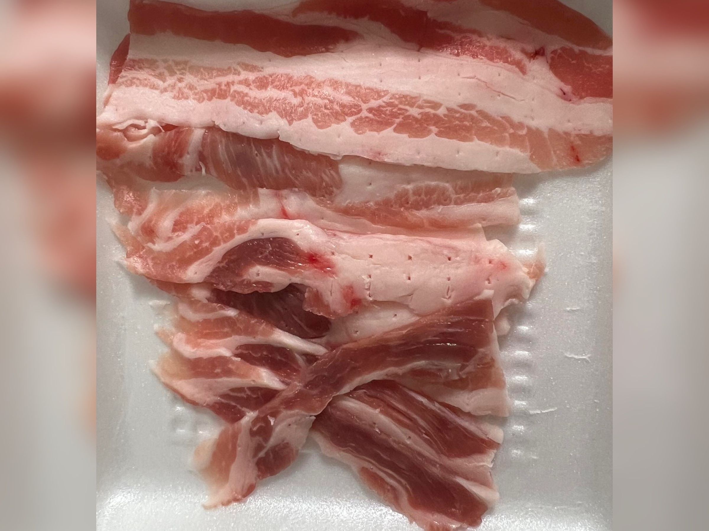 有網友在全聯超市購買生鮮肉品,發現上下層的品質差很大。(翻攝自爆廢2公社)
