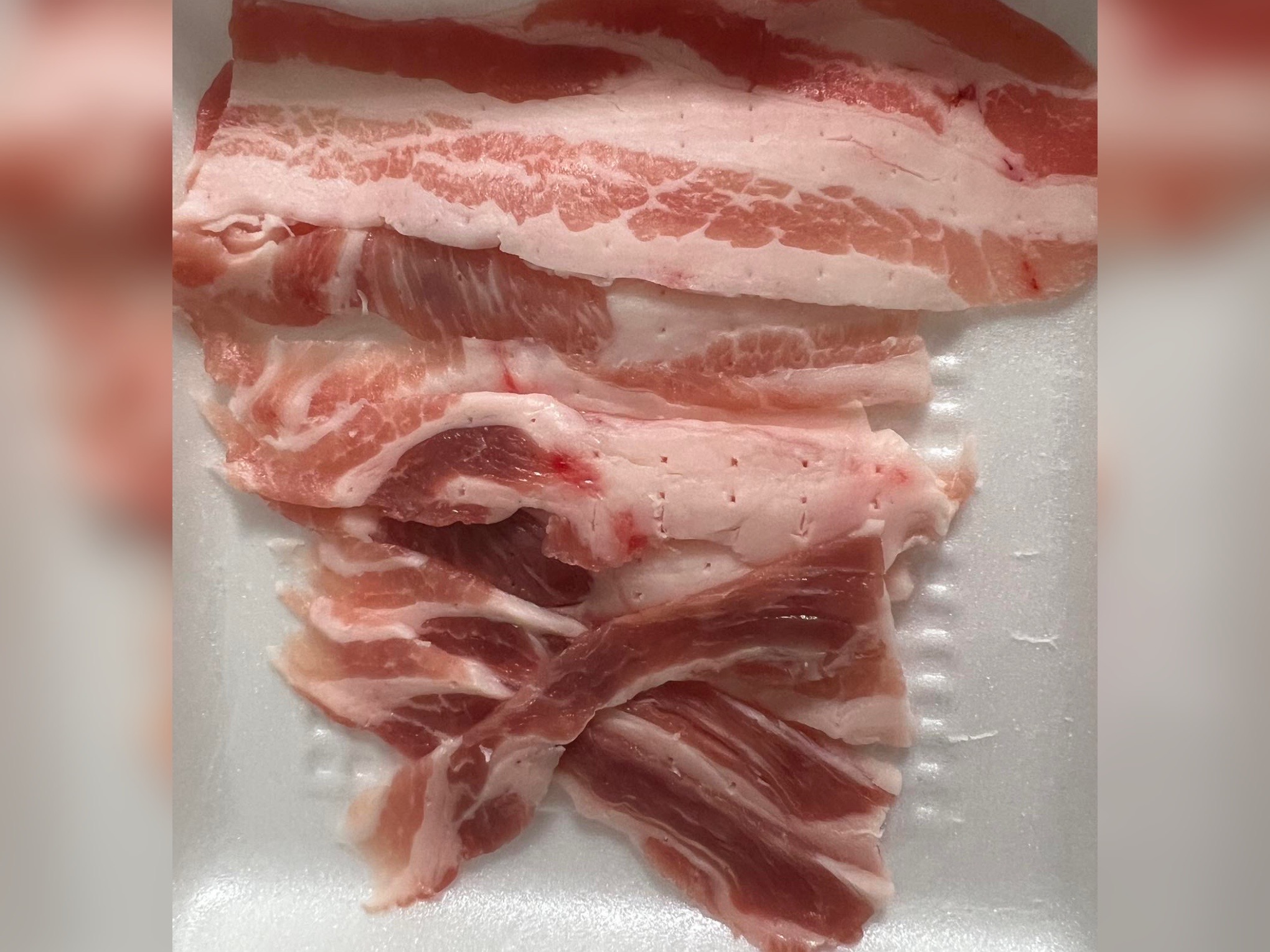 有網友在全聯超市購買生鮮肉品，發現上下層的品質差很大。（翻攝自爆廢2公社）