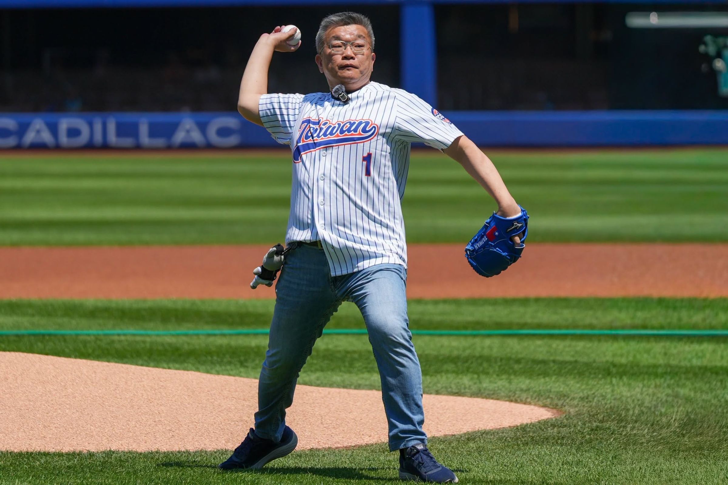 蔡其昌訪問大聯盟總部,透露未來的MLB海外賽有望台灣優先。(翻攝蔡其昌Threads)