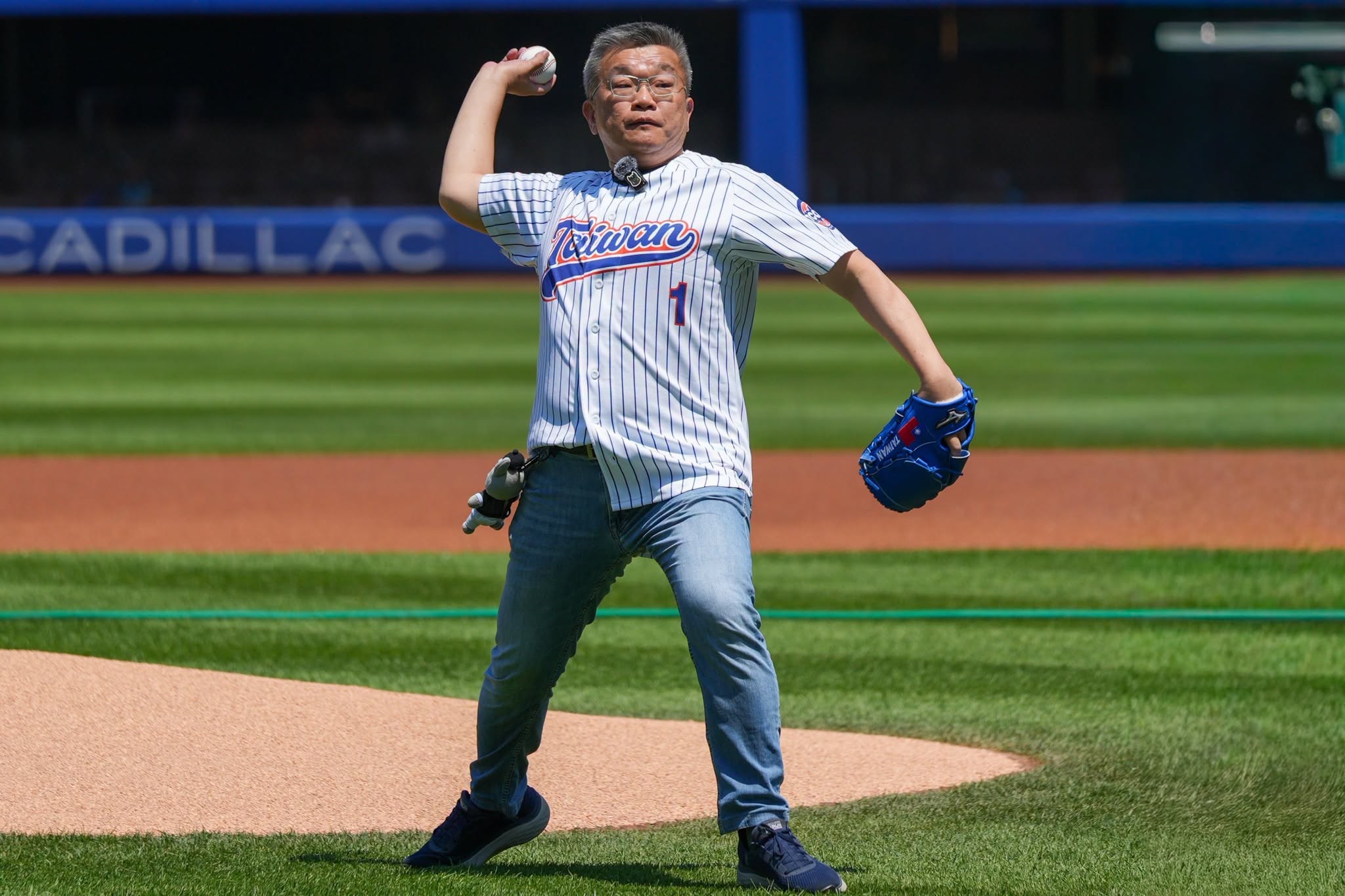 蔡其昌訪問大聯盟總部，透露未來的MLB海外賽有望台灣優先。（翻攝蔡其昌Threads）