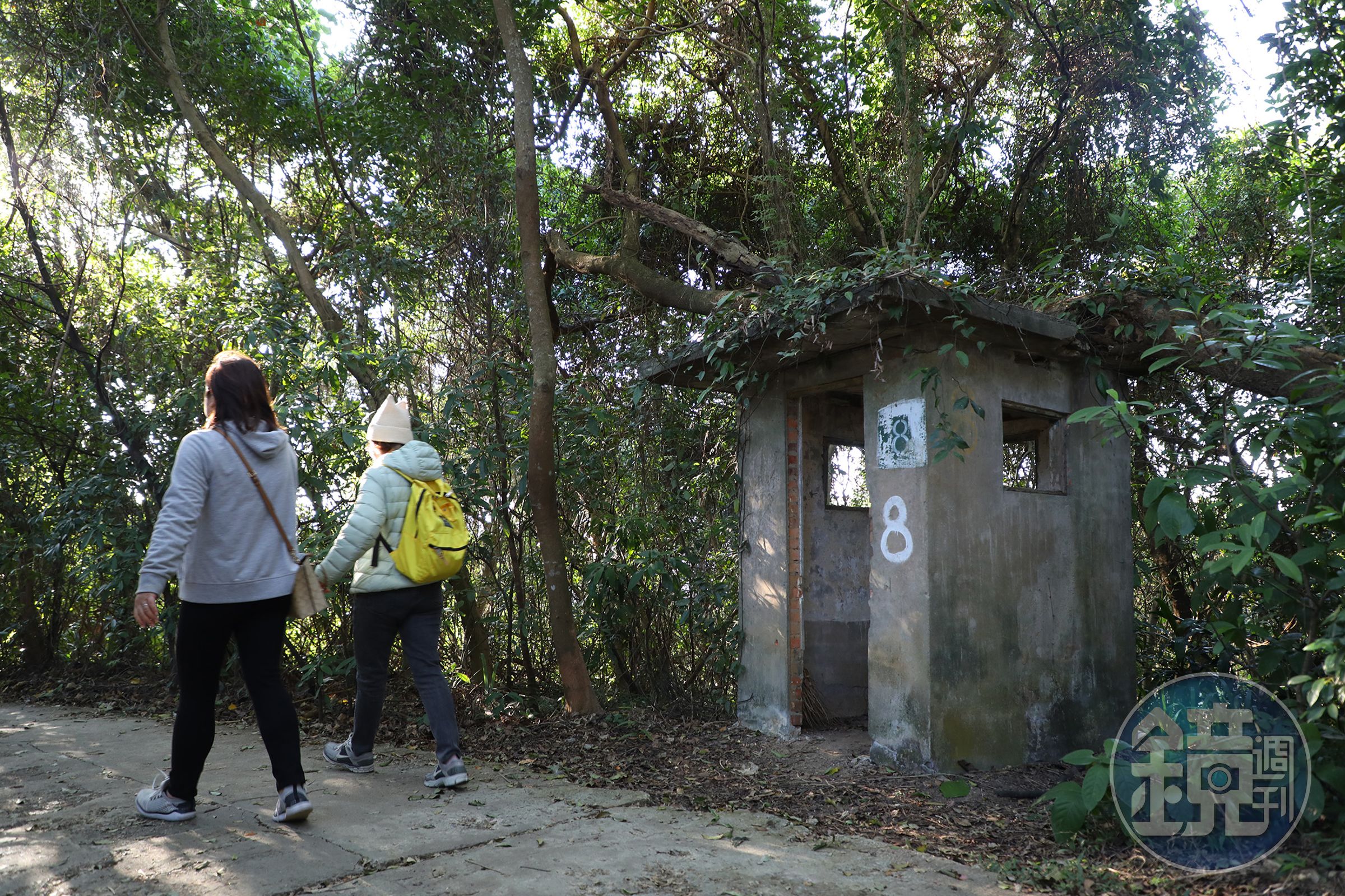 沿線保留過去軍事管制時期的崗哨設施，成為這條郊山步道獨特的風景。