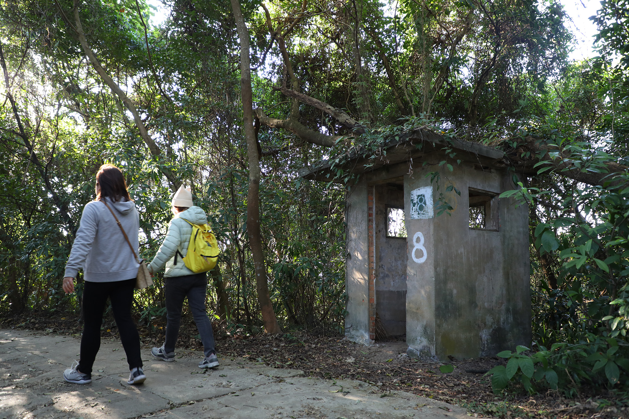 沿線保留過去軍事管制時期的崗哨設施，成為這條郊山步道獨特的風景。