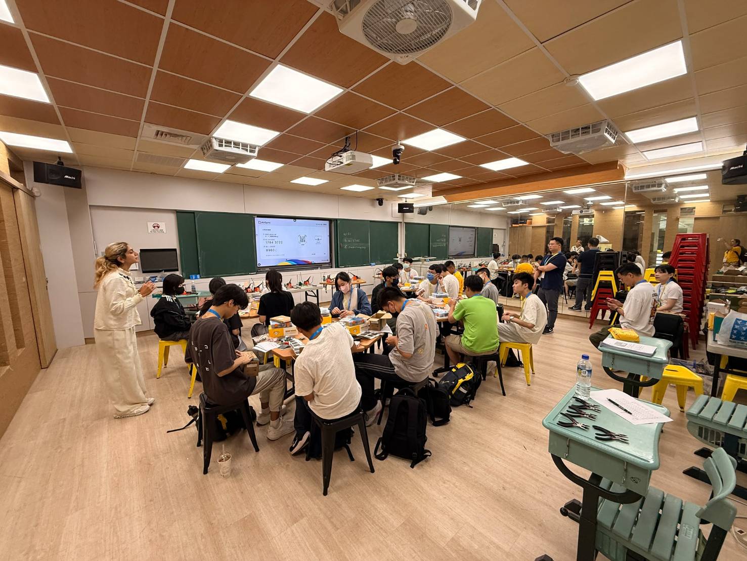 在科技專題營課程中，學生無需出國，就能親手操作國際頂尖的實驗儀器。（薇閣中學提供）