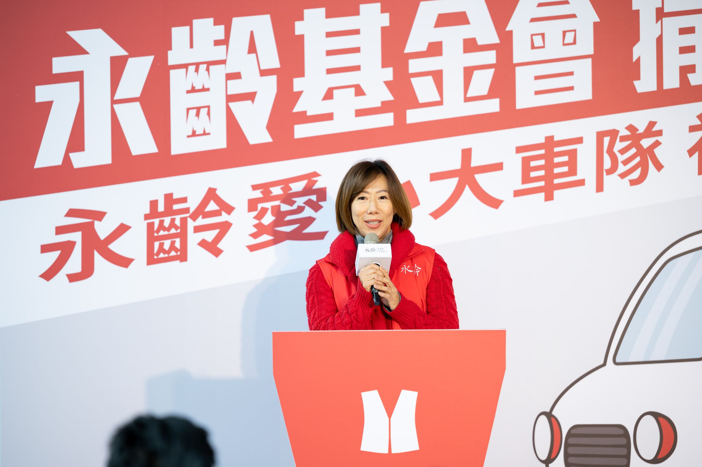 永齡基金會執行長郭曉玲親赴車廠，與社福夥伴共同討論用車實際需求。（永齡基金會提供）