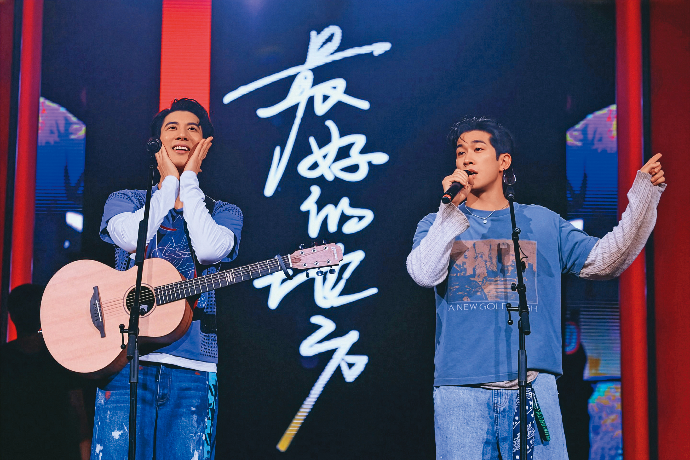 北京開唱時，王力宏（左）首場邀請外貌神似的李治廷（右）擔任嘉賓，兩人被形容為「異父異母的雙胞胎」，互動掀熱議。（翻攝自王力宏臉書）