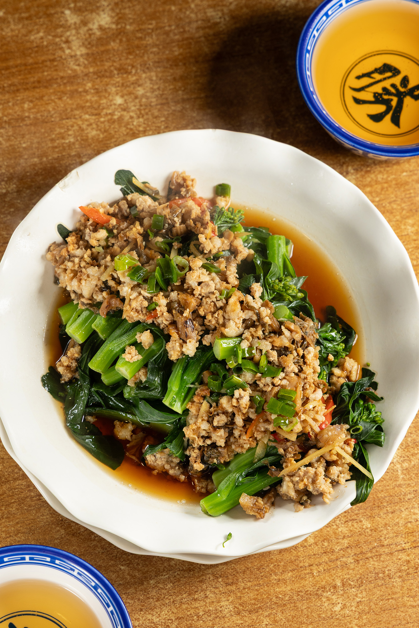 翠綠的菜心蒸煮得恰到好處，口感爽脆鮮甜，搭配蒜蓉、肉末與醬油，為宵夜酒局帶來一絲清爽與健康。（港幣78元／份，約NT$301）