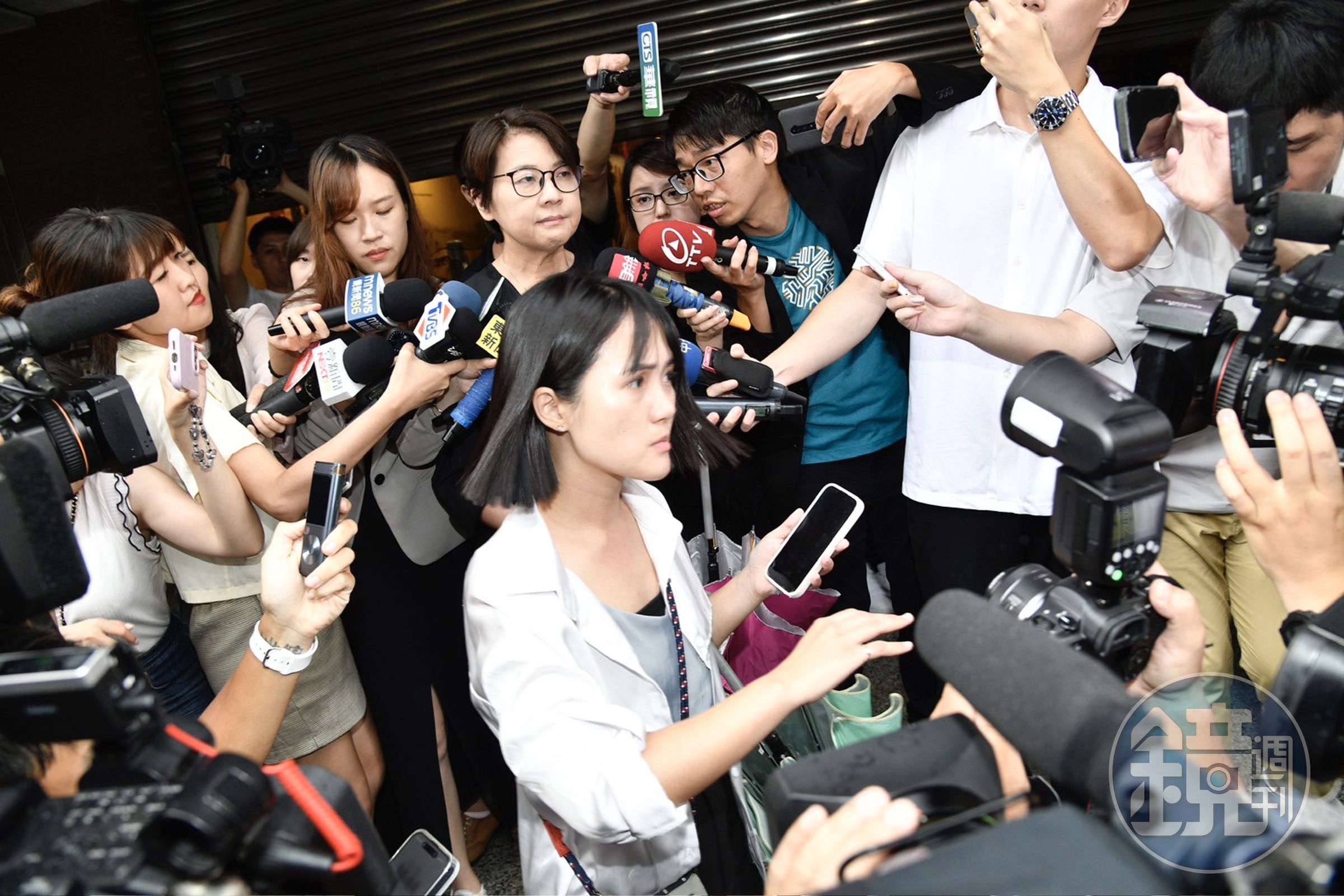 吳怡萱（前白衣者）下午出面轉述會議內容。