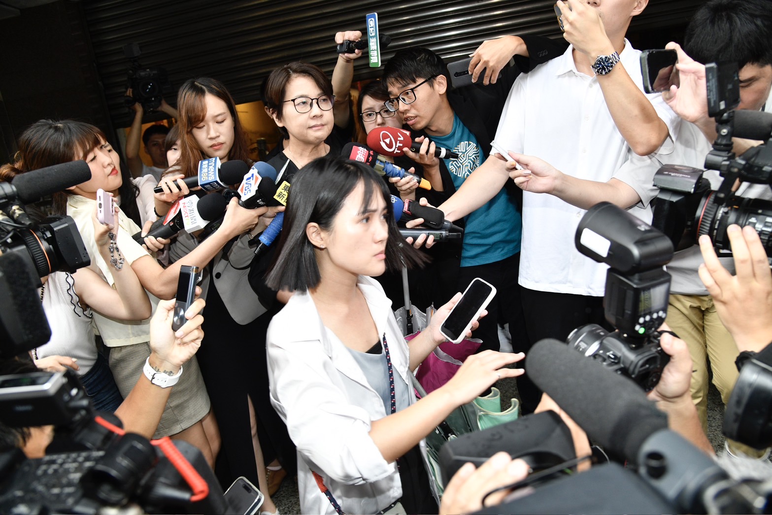吳怡萱（前白衣者）下午出面轉述會議內容。