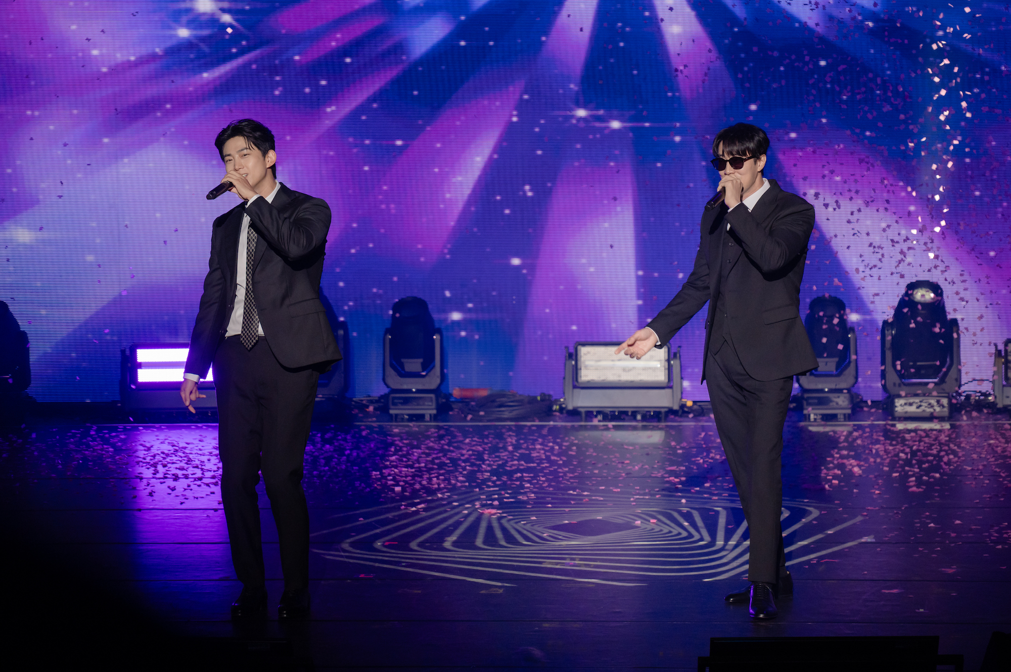 玉澤演與蘇志燮演唱〈Sunshine〉，這首歌是為了見面會而創作的新曲。（SHOW OFFICE提供）