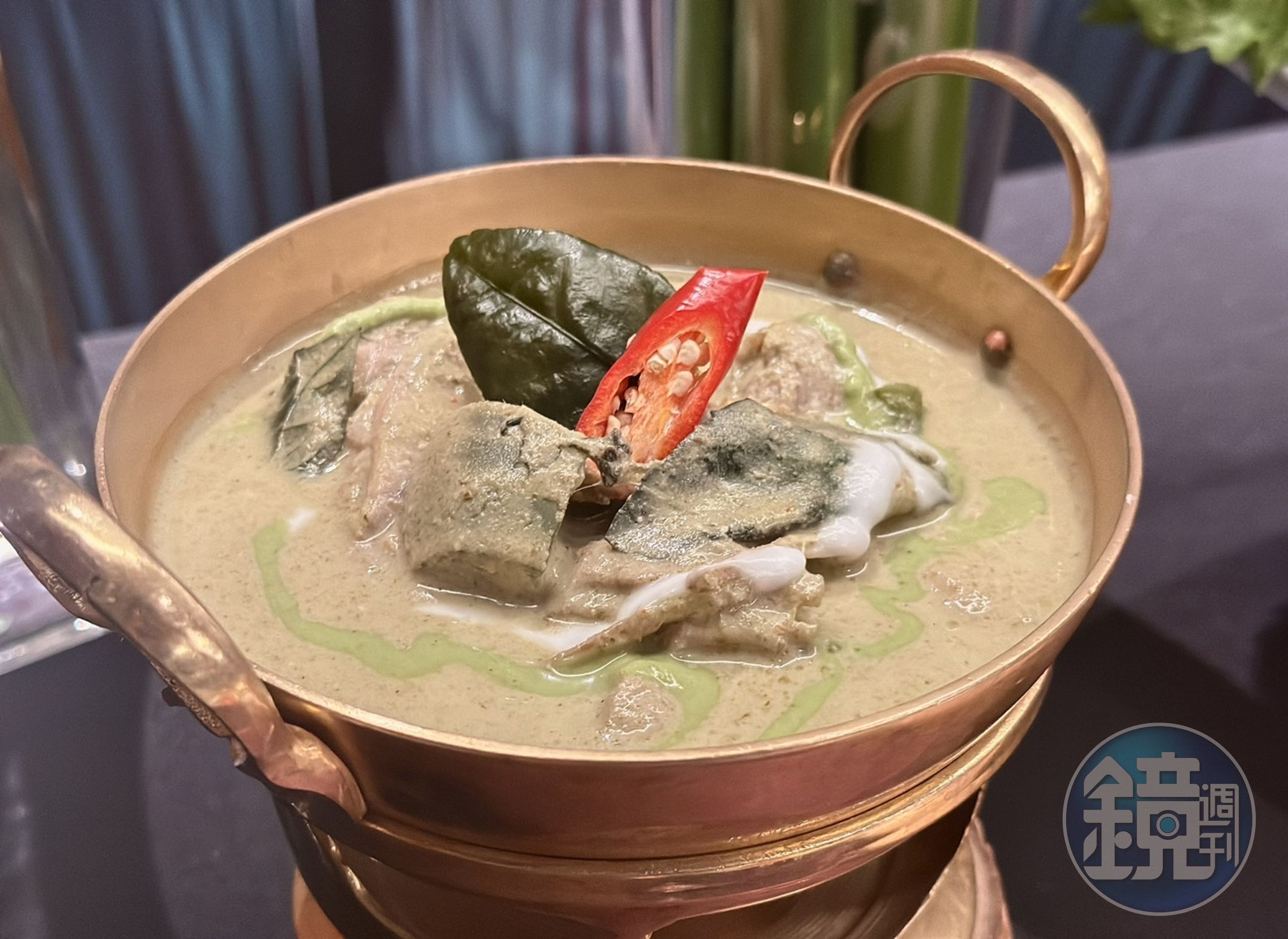 白飯小偷就屬「椰汁綠咖哩」，辛辣感巧妙融入濃厚椰味奶香，令人欲罷不能。（680元／份）
