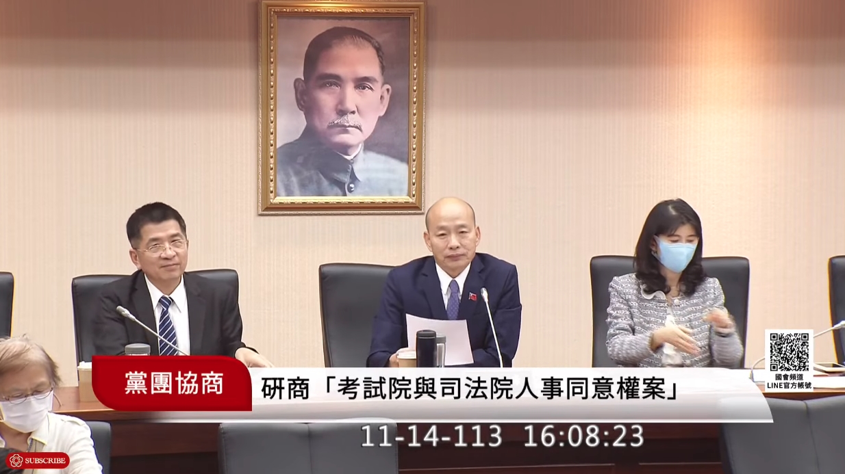 韓國瑜(中)面為柯黃吵架面露不悅,更直接出言要兩人閉嘴。(翻攝自國會頻道)