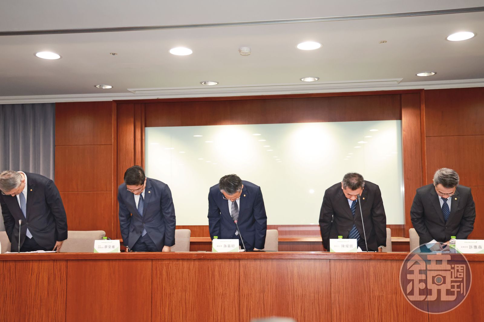 10月17日，長榮總經理孫嘉明（中）率領多位公司高層在記者會上道歉。（王均峰攝）