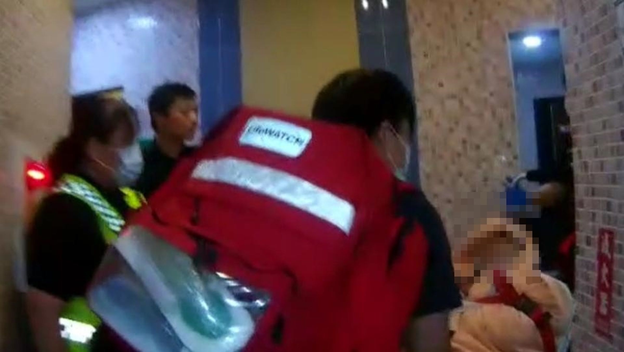 34歲詹姓男子被救出時全裸不斷抽搐，救護人員研判疑似中風，立即處理並將人送醫治療。（翻攝畫面）