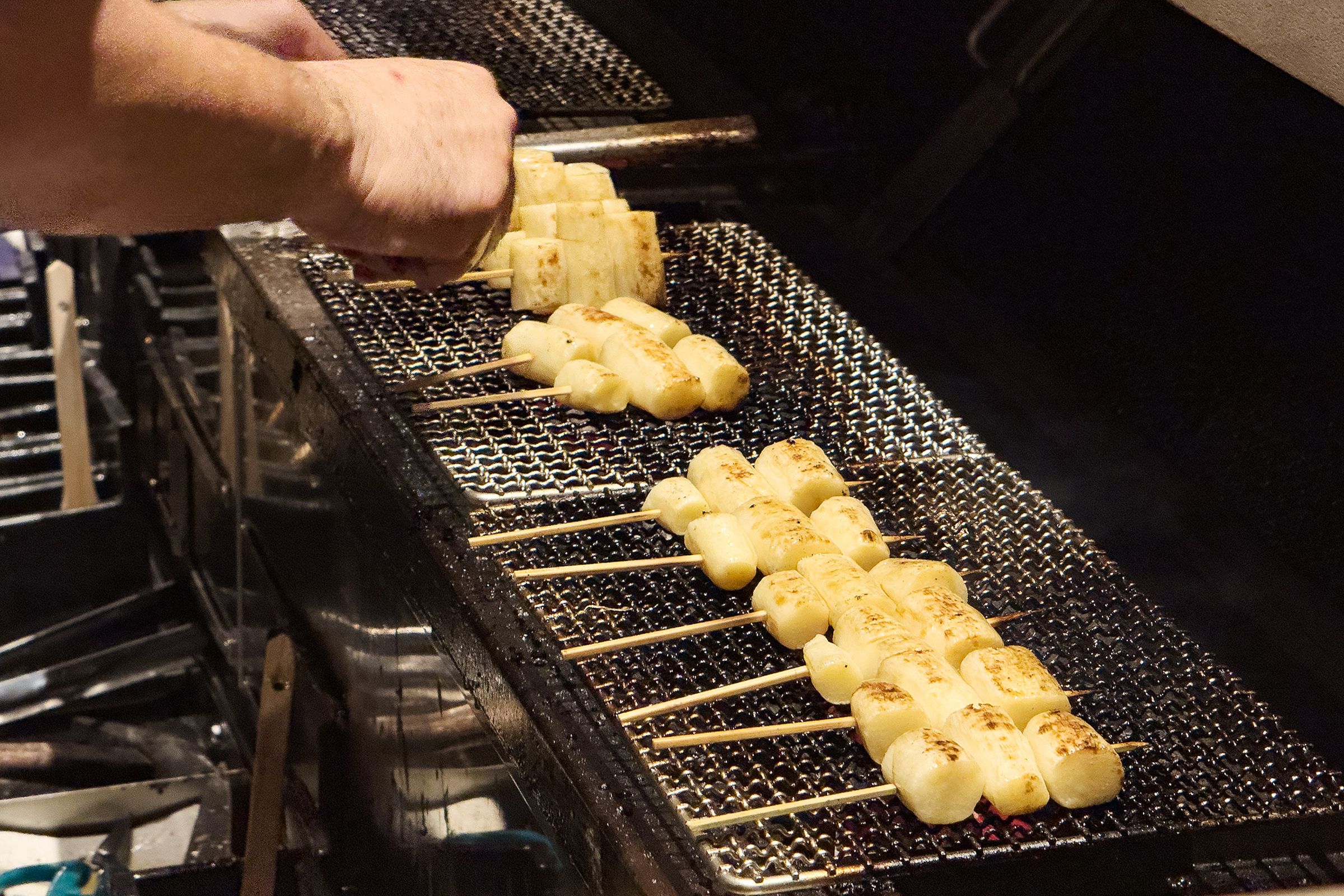 「茭白筍」以直火輕烤逼出天然甜味,入口仍帶微燙溫度,清甜在口中慢慢展開,呈現季節最直接的風味。