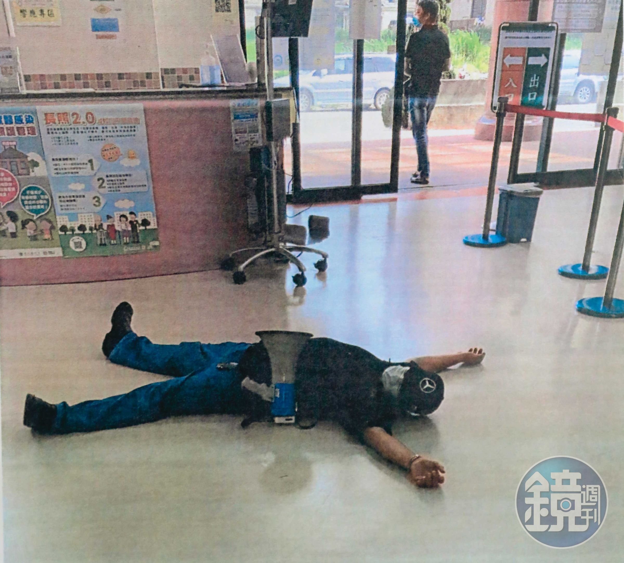 黃成德駕駛貼有字條的廂型車到懷寧醫院門口,並直接躺在地上鬧事。(讀者提供)
