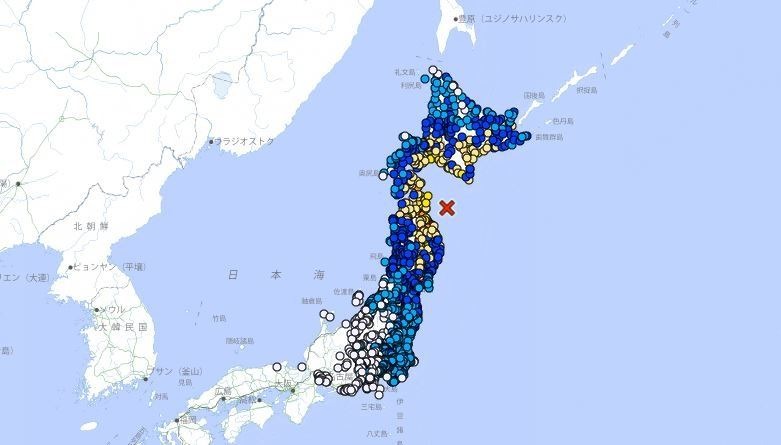 日本青森縣東方外海規模7.6強震，震源深度50公里。（翻攝自日本氣象廳）