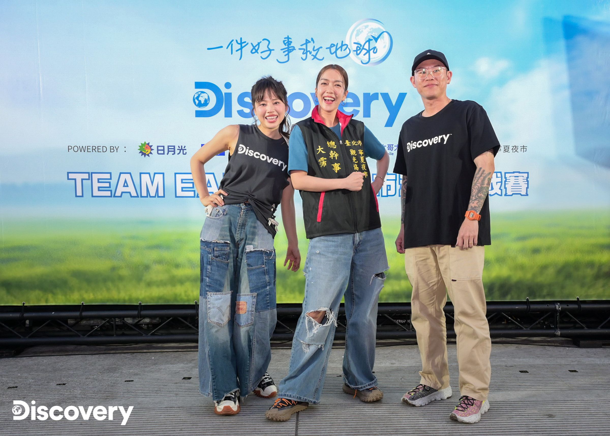 Team Earth集結愛地球大使李霈瑜攜手好友吳汶芳、PUZZLEMAN於台北寧夏夜市為永續站台。(Discovery 提供)
