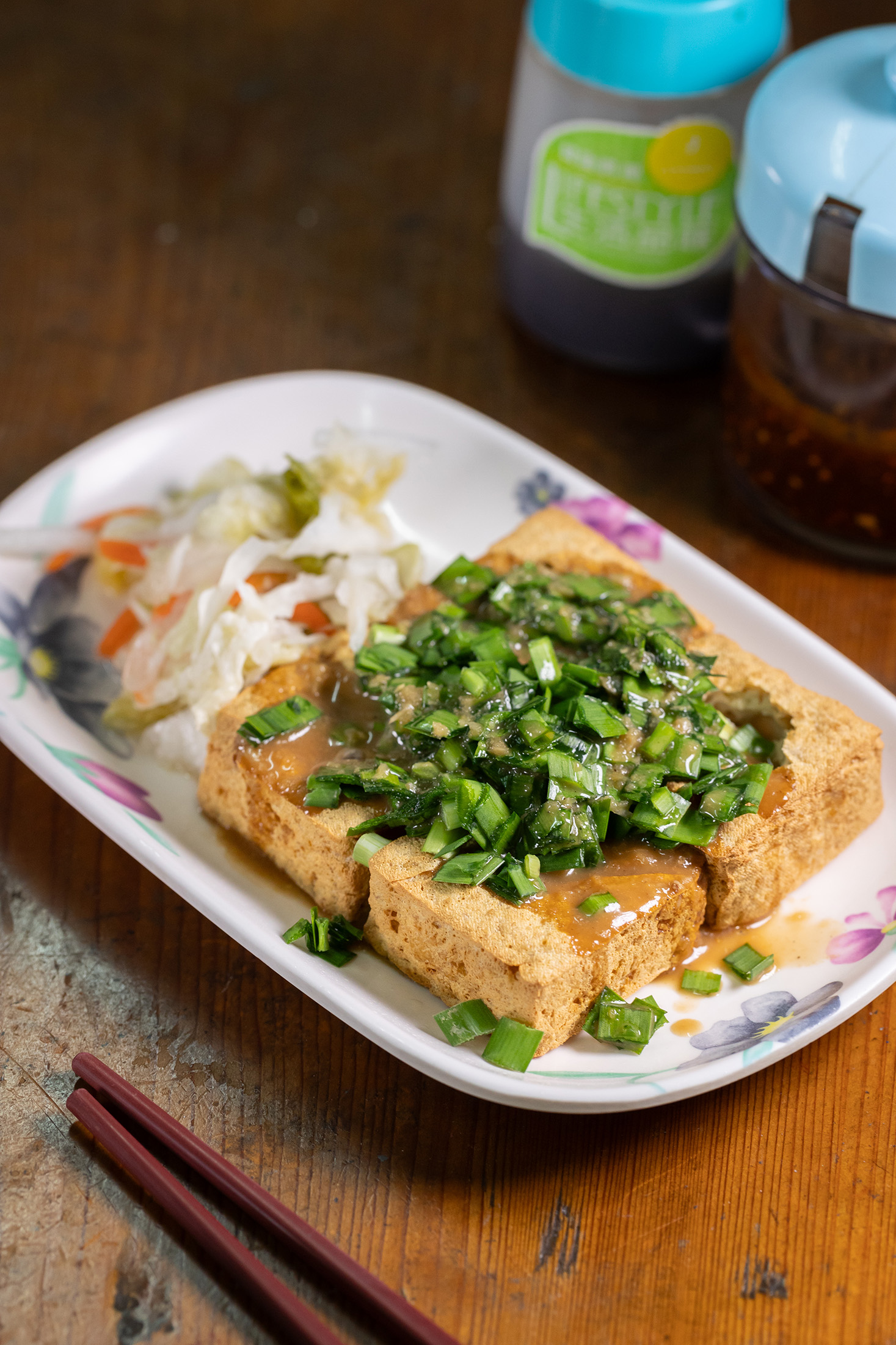 撒上新鮮韭菜丁的「脆皮臭豆腐」,淋上帶有堅果風味的迷人醬汁,讓荳蘭橋成為在地人最愛的小吃店。(60元/份)