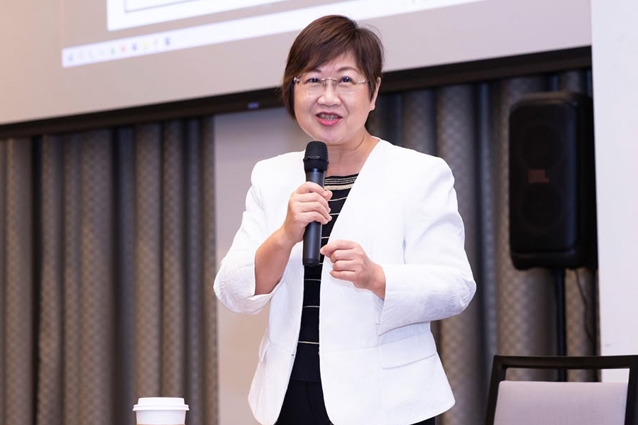 僑委會委員長徐佳青下午親上火線召開記者會重砲反擊，直言對民眾黨的說詞只能用「嗤之以鼻」形容。（翻攝自僑委會臉書）