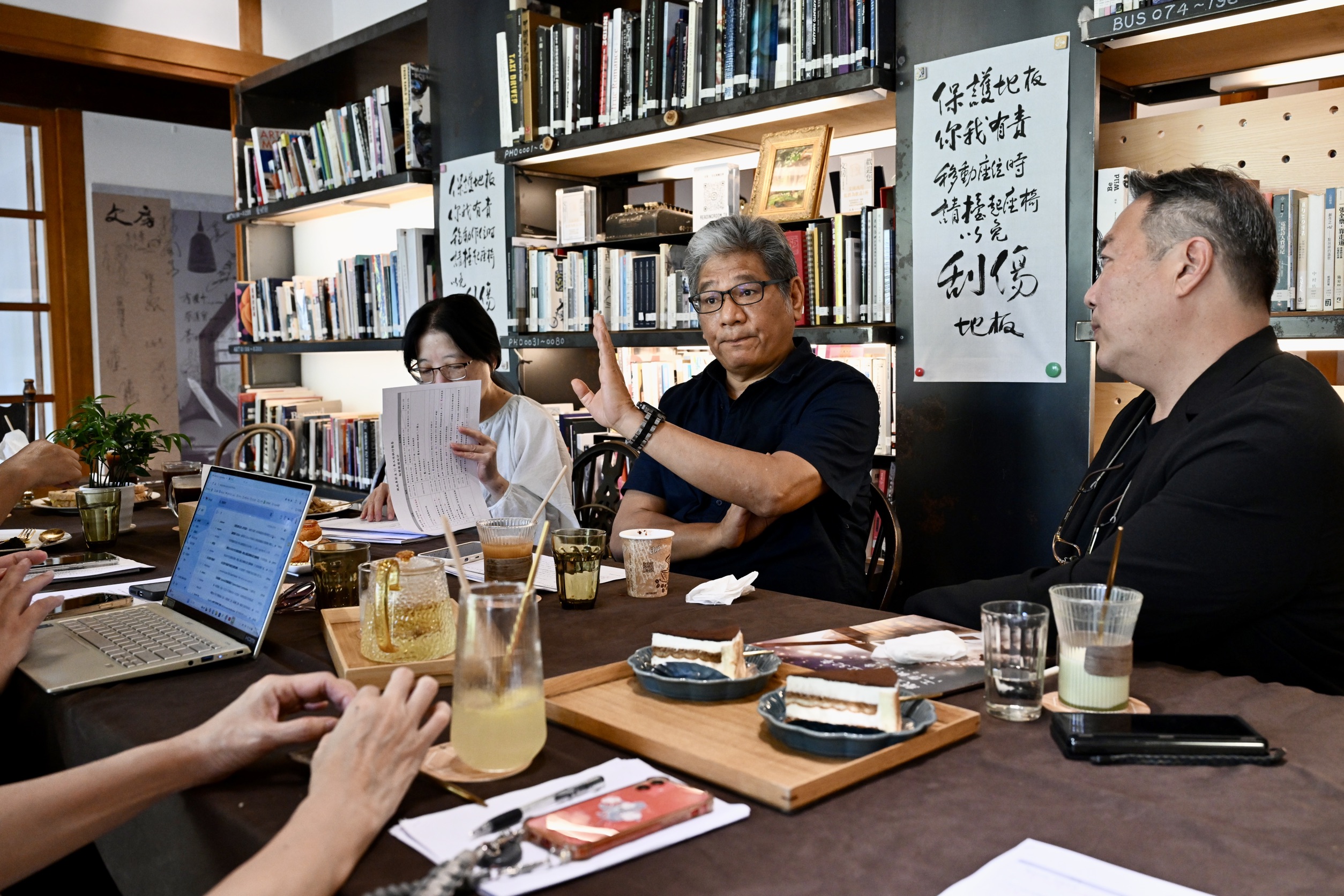 紙風車劇團創辦人李永豐（中）與北藝大學弟，表演藝術雜誌總編輯黎家齊對談。（紙風車劇團提供）