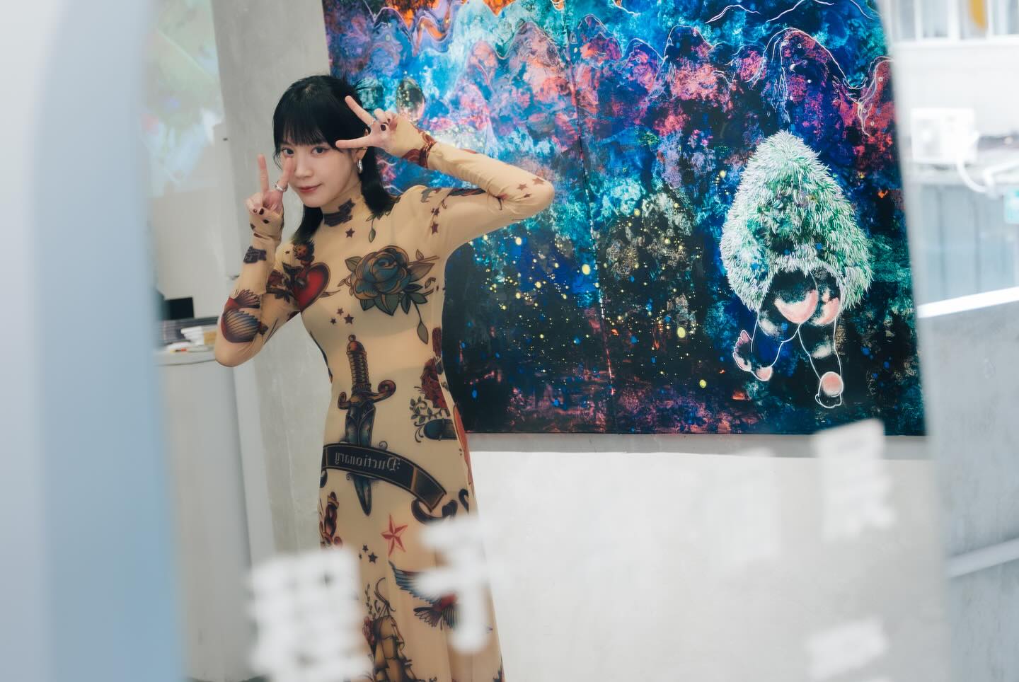 程予希去年底辦第二次畫展，與自己的畫作「心之所向」合照。（翻攝自程予希臉書粉絲頁）