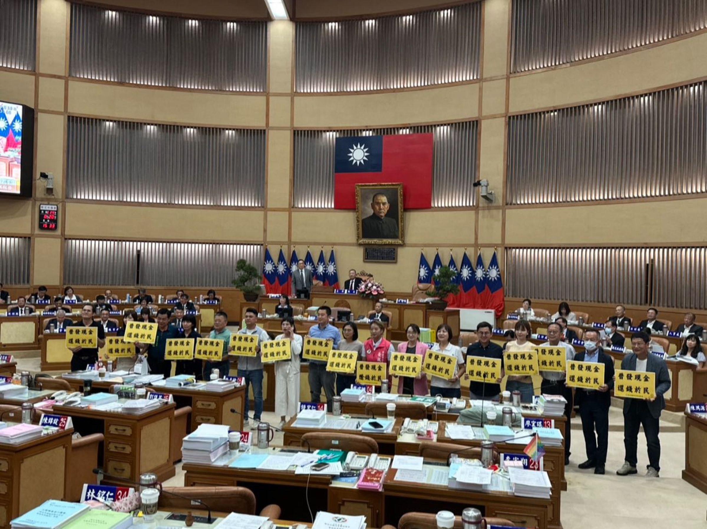 民進黨新北市議員卓冠廷今po文,提到新北普發現金4.6萬議會通過送市府!(翻攝自卓冠廷臉書)