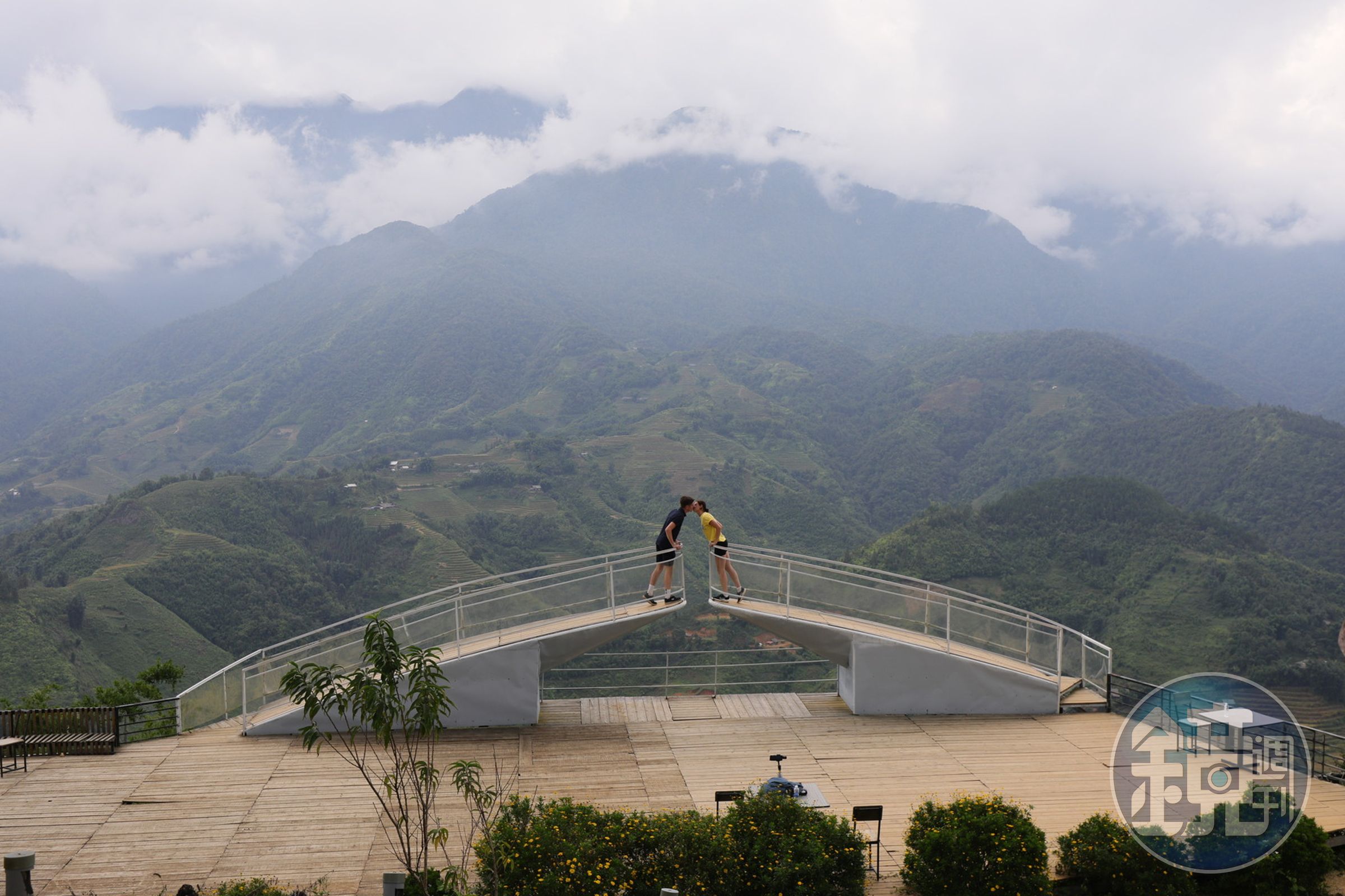 情人橋上歐美旅客深情一吻。