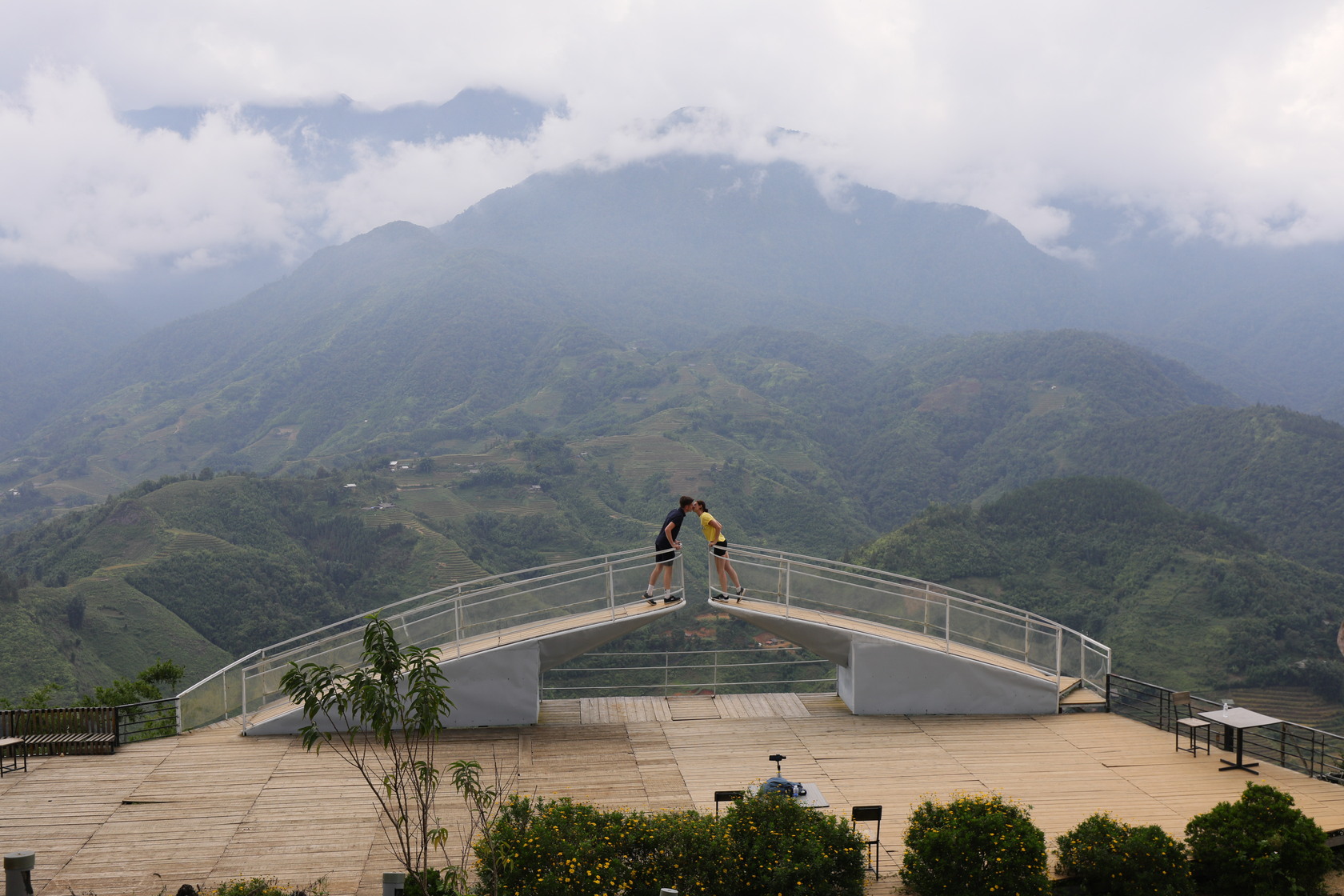 情人橋上歐美旅客深情一吻。