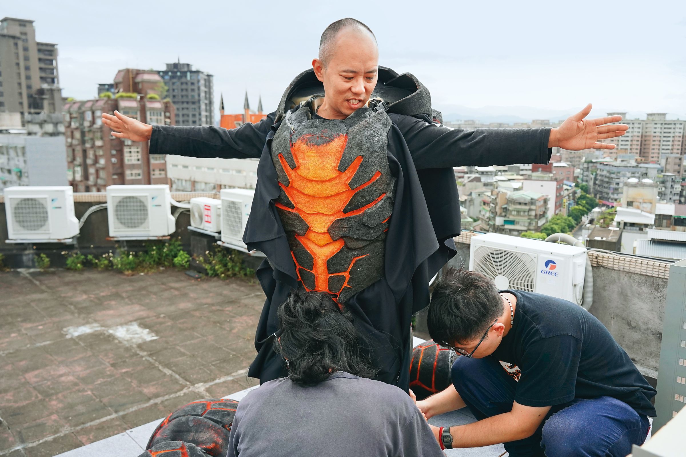 特製隊去年拍攝短片《大黑》,演員穿上戲服飾演怪獸。(特製隊提供)