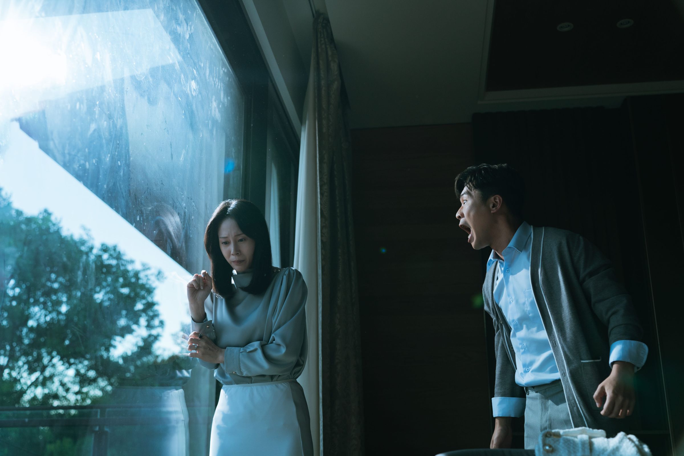 蔡亘晏(左)褪下明星光環嫁入豪門,慘遭丈夫黃迪揚暴力相向。瀚草