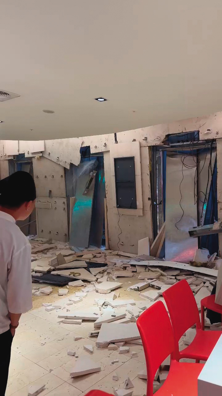 台中新光三越12樓美食街氣爆後,警方沿著樓梯逐層搜索。(台中市消防局提供)