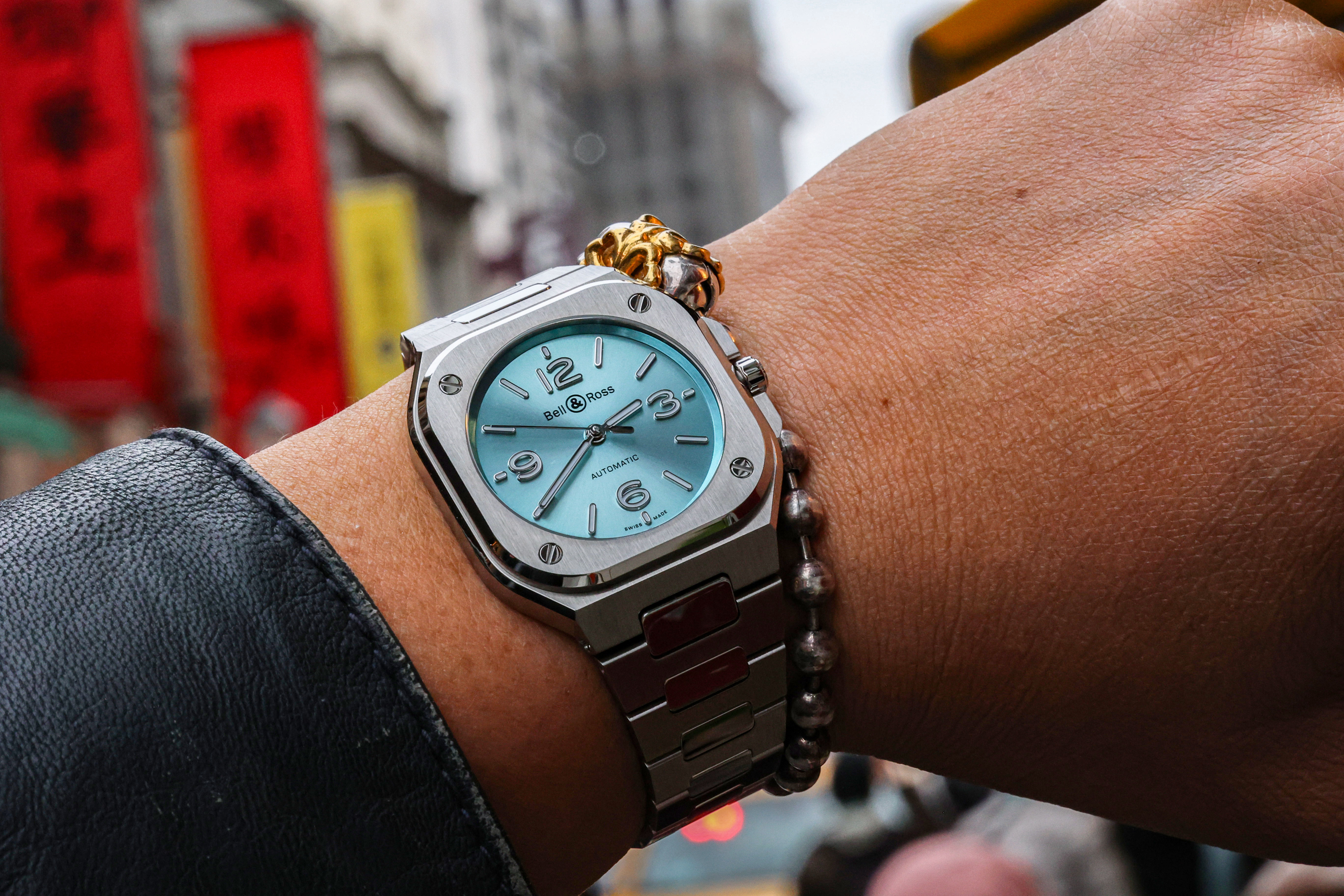 這次試戴BELL & ROSS的BR-05 36mm冰藍面，無論是顏色、錶殼的層次、鏈帶的細節，都非常搶眼！