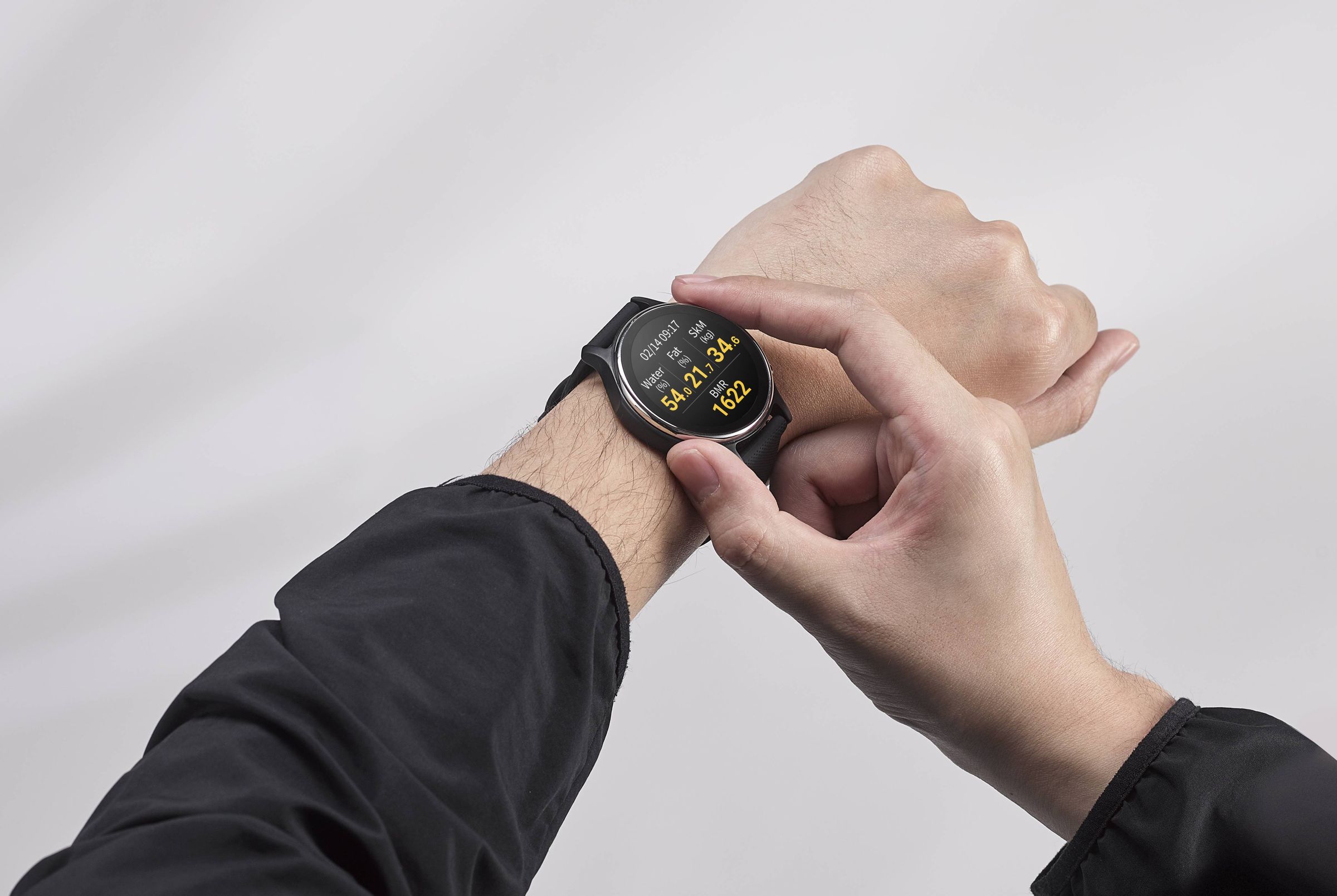 ASUS VivoWatch 6新增生物電阻抗BIA感測器,使用者只需將姆指與食指分別輕觸錶身及錶框,便可得知體脂、水份、骨骼肌、基礎代謝率等身體組成數據,體態管理更輕鬆好上手。(華碩提供)