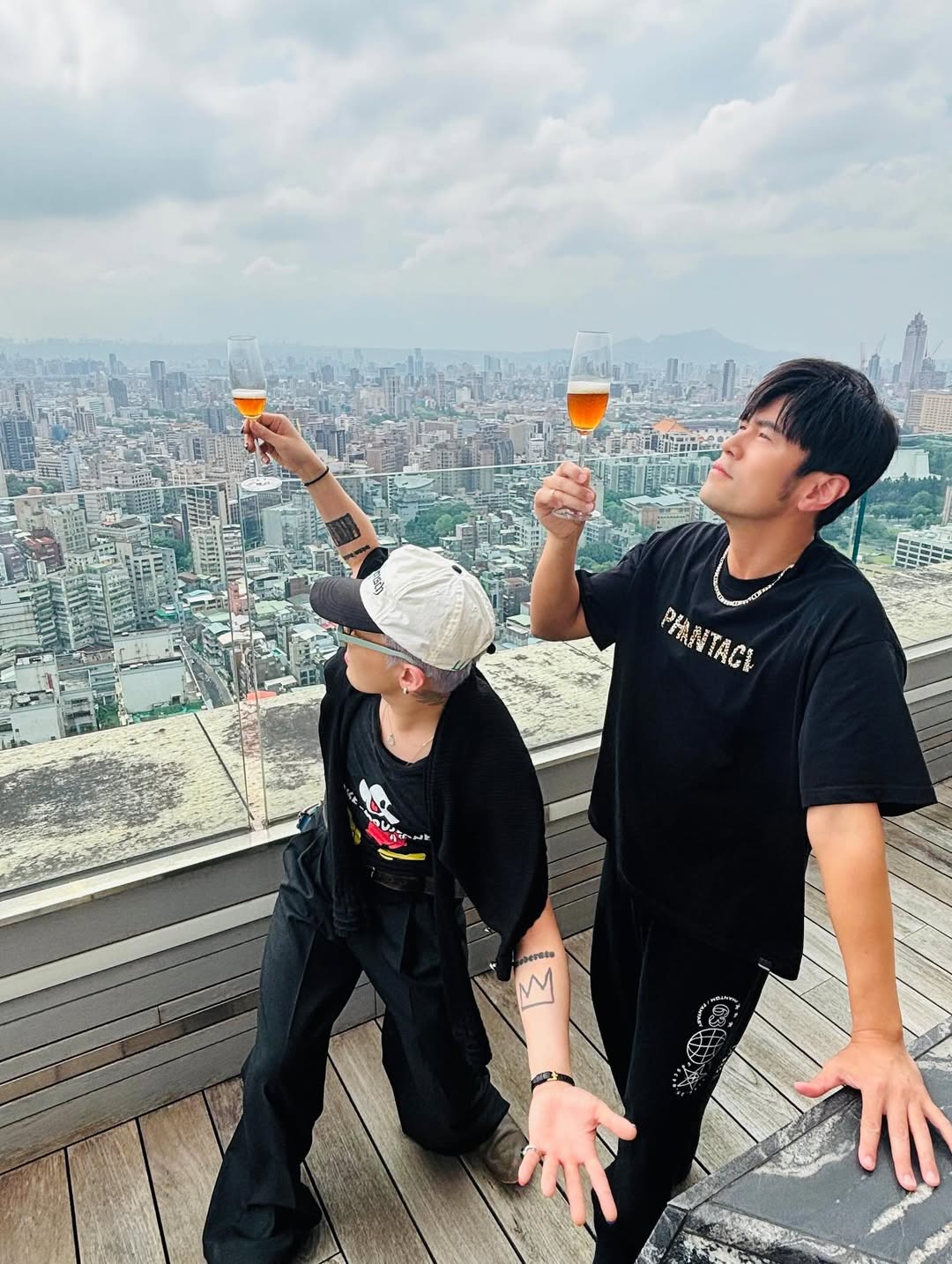 周杰倫和GD舉杯慶祝。（翻攝周杰倫IG）