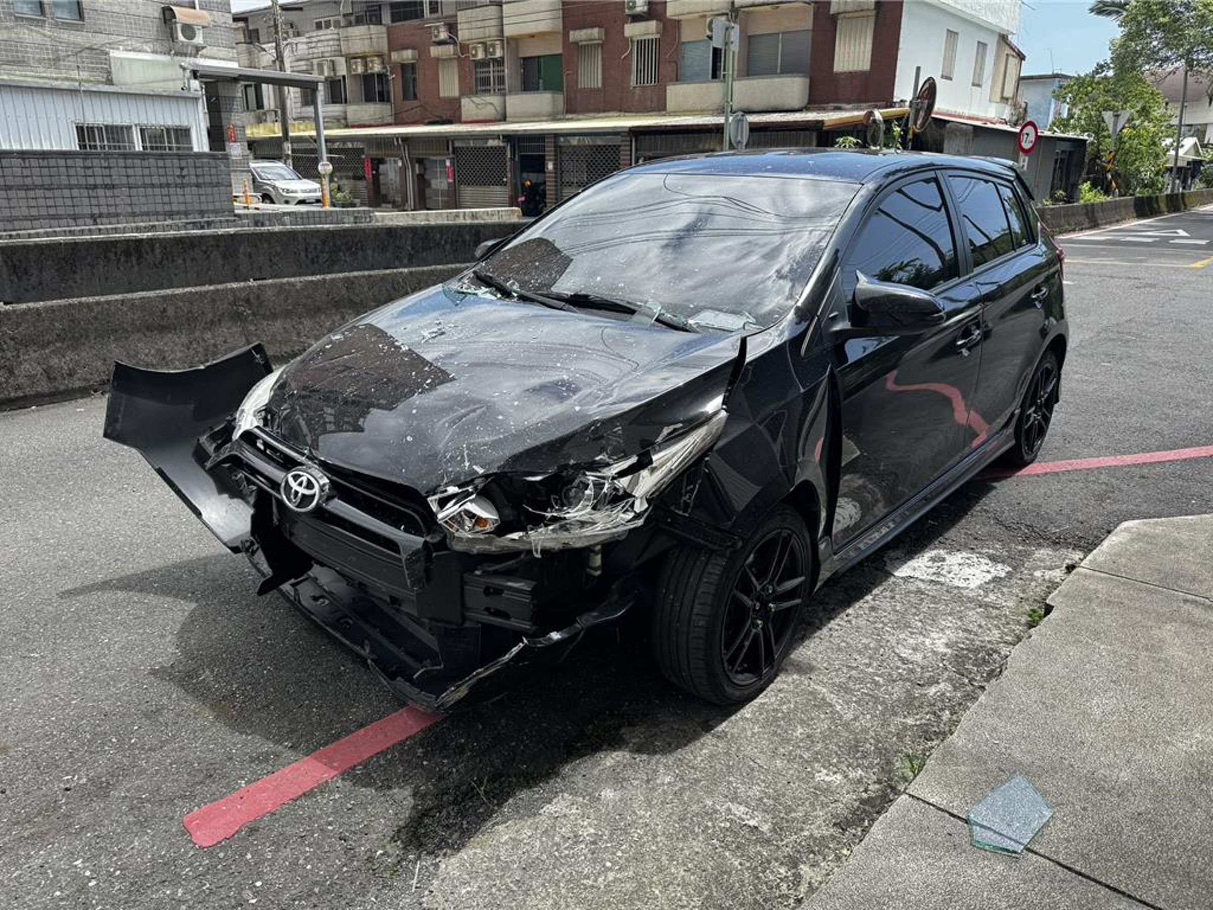 警方在超商後方的巷弄內尋獲肇事車輛,但駕駛已逃逸。(翻攝畫面)