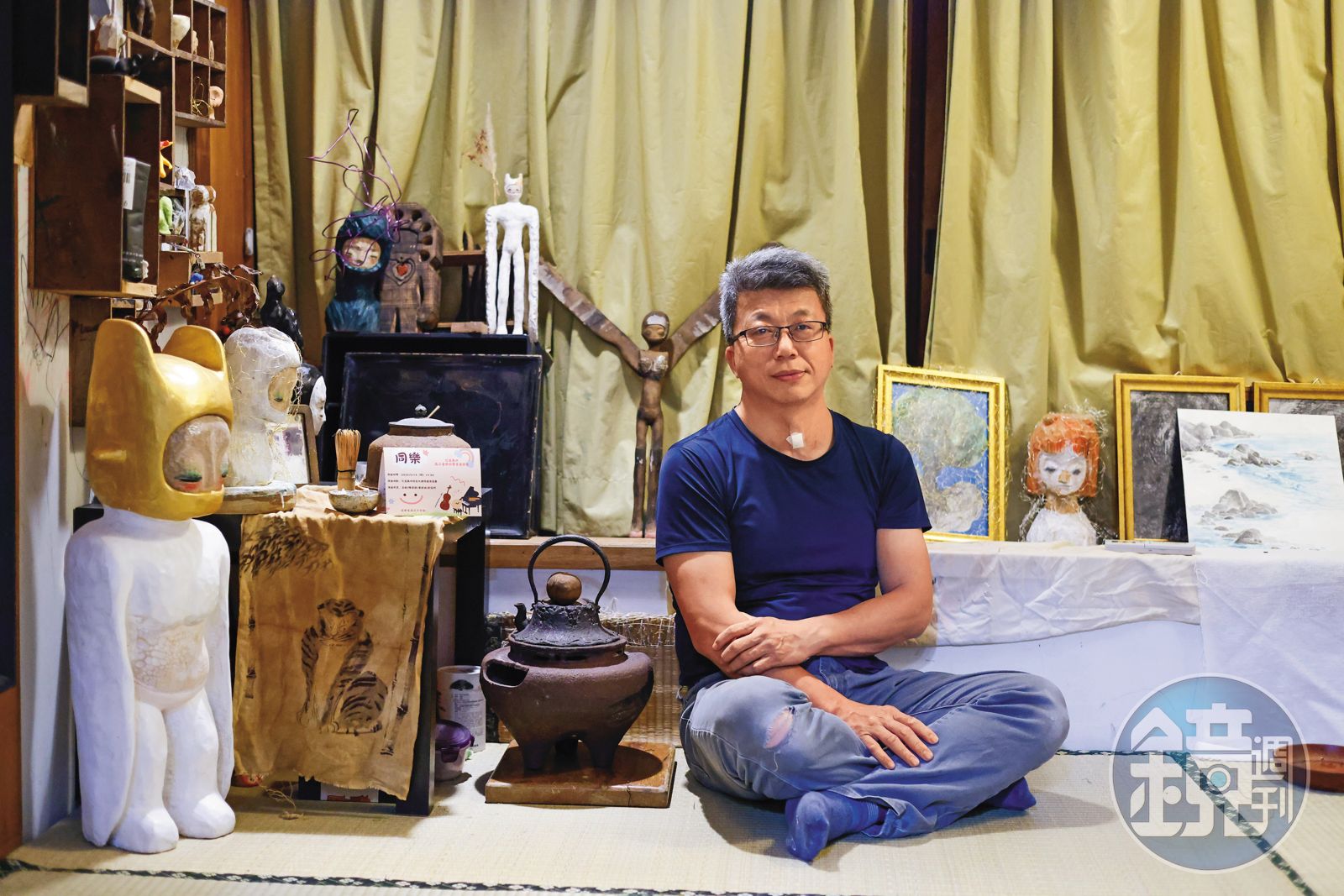 王文宏以「翅男」為名創作，媒材包括木雕、水墨、裝置等，採訪中也和我們分享花蓮神話傳說，以非常正向的角度看待地震
