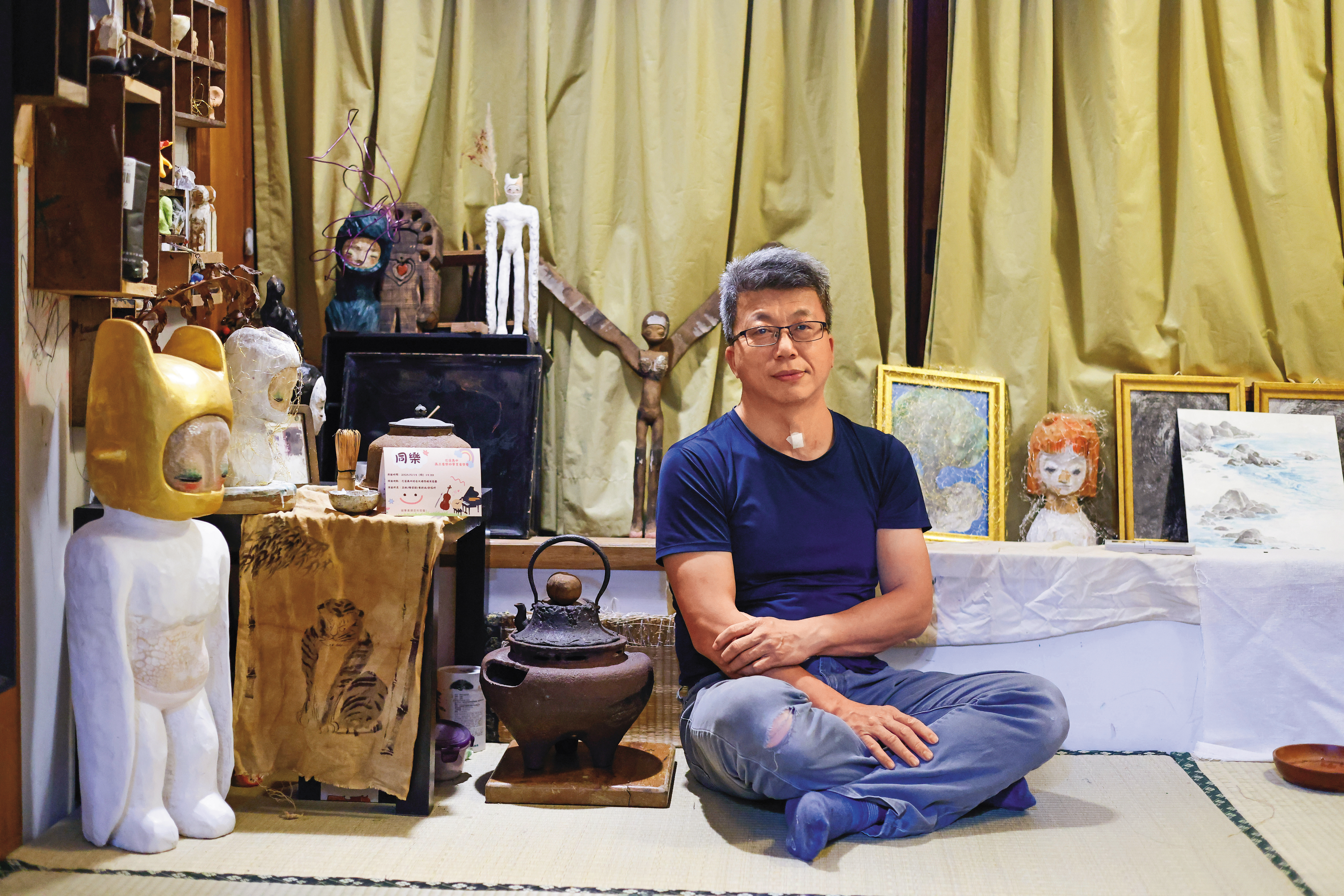 王文宏以「翅男」為名創作，媒材包括木雕、水墨、裝置等，採訪中也和我們分享花蓮神話傳說，以非常正向的角度看待地震。