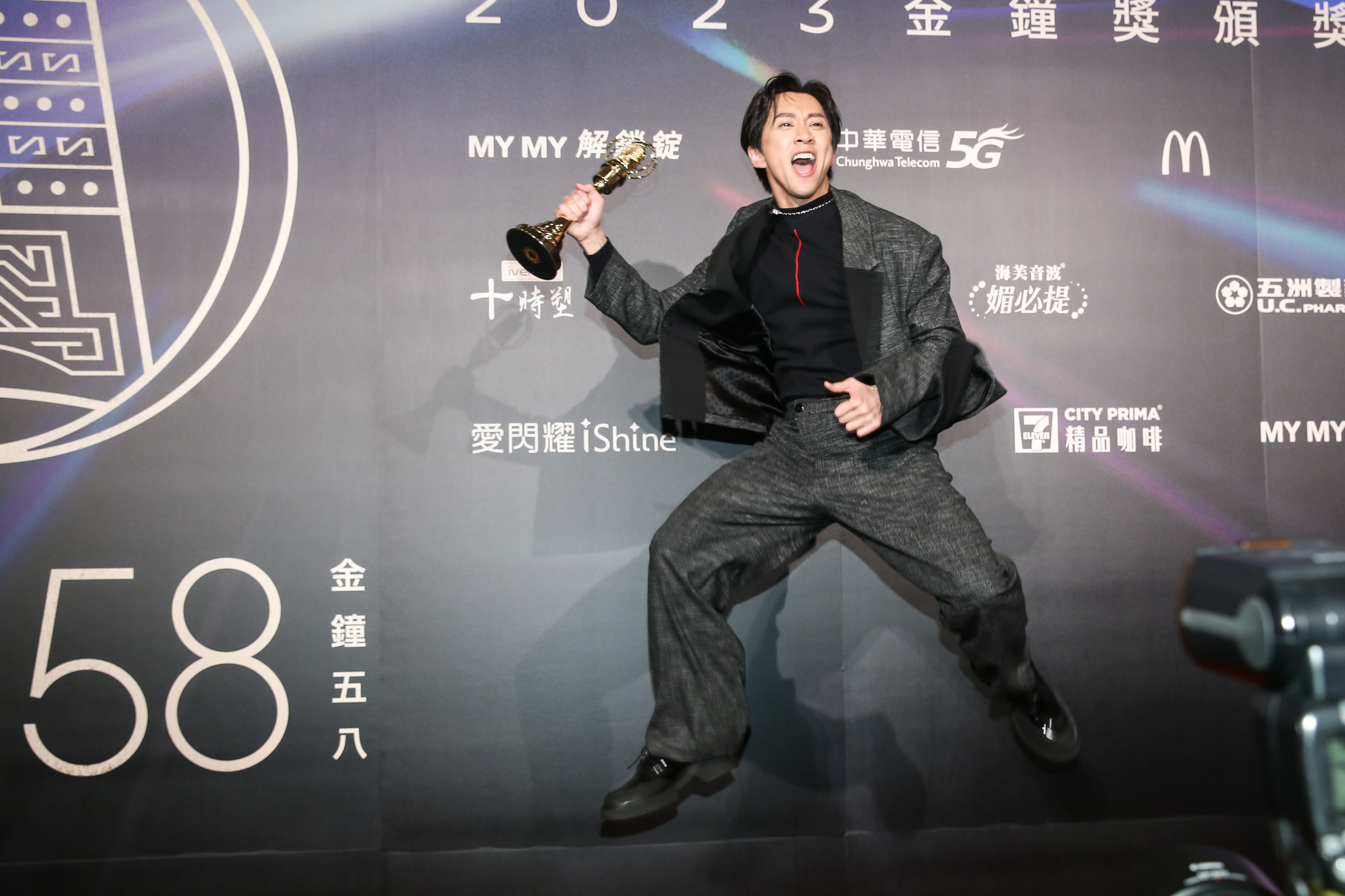 陳漢典抱回金鐘獎。