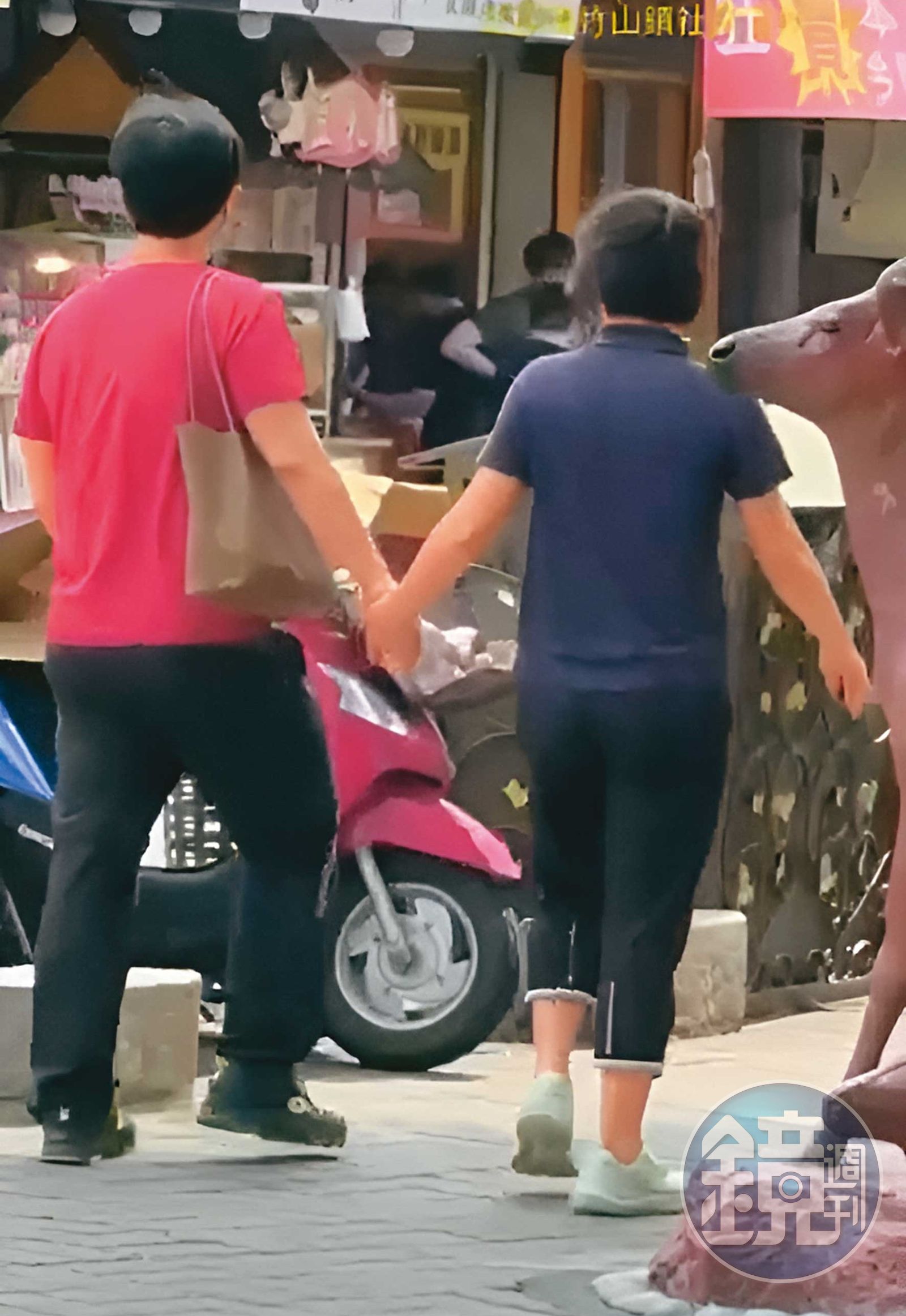 已婚政風主任L男（左）與法官助理K女（右）被直擊當街牽手。（讀者提供）